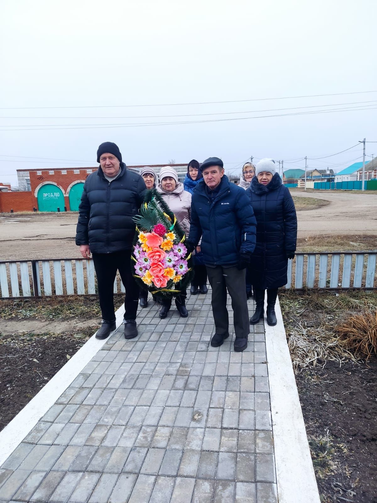В Верхнем Нурлате в преддверии Дня Победы наградили ветеранов и благоустроили микрорайон