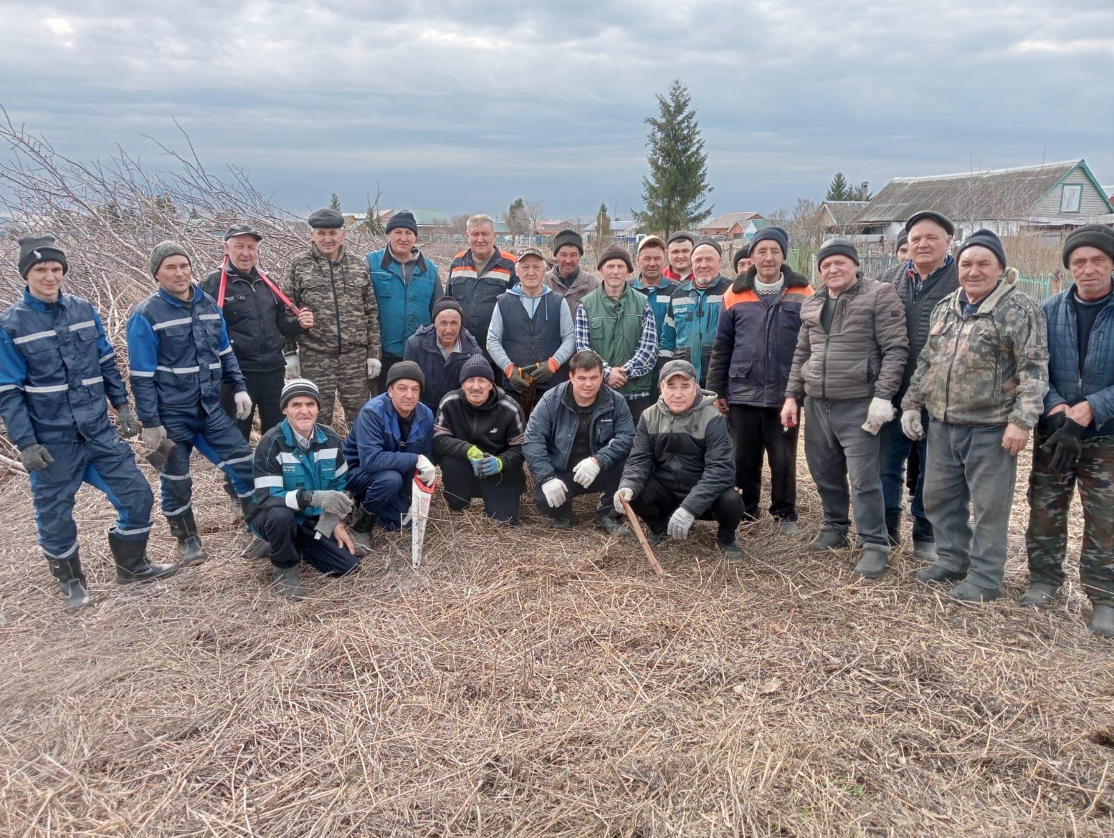 В Верхнем Нурлате в преддверии Дня Победы наградили ветеранов и благоустроили микрорайон
