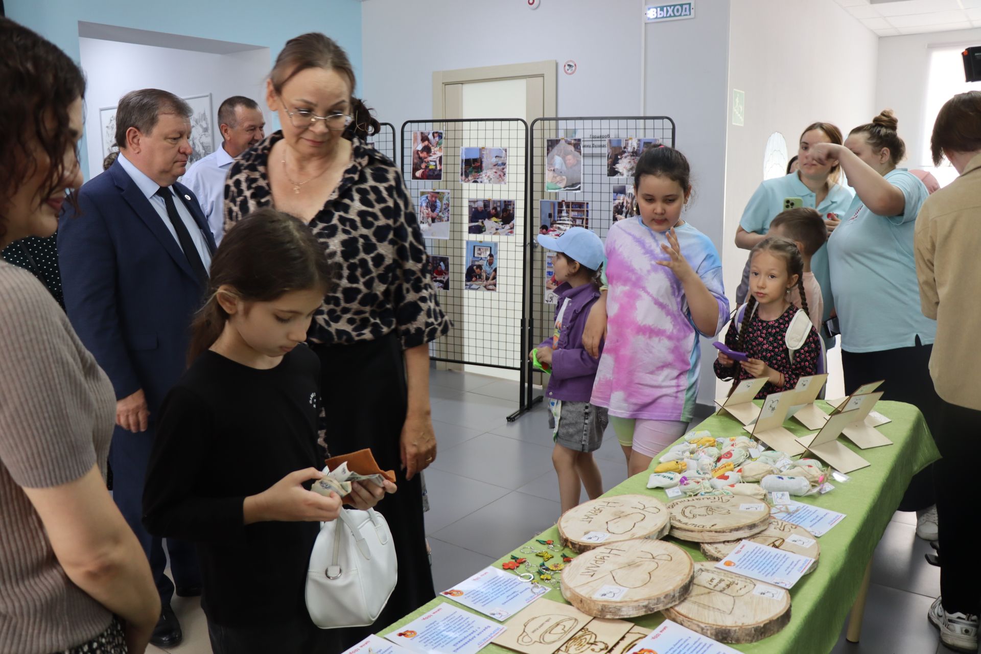 Дамир Ишкинеев купил сувениры на инклюзивной ярмарке