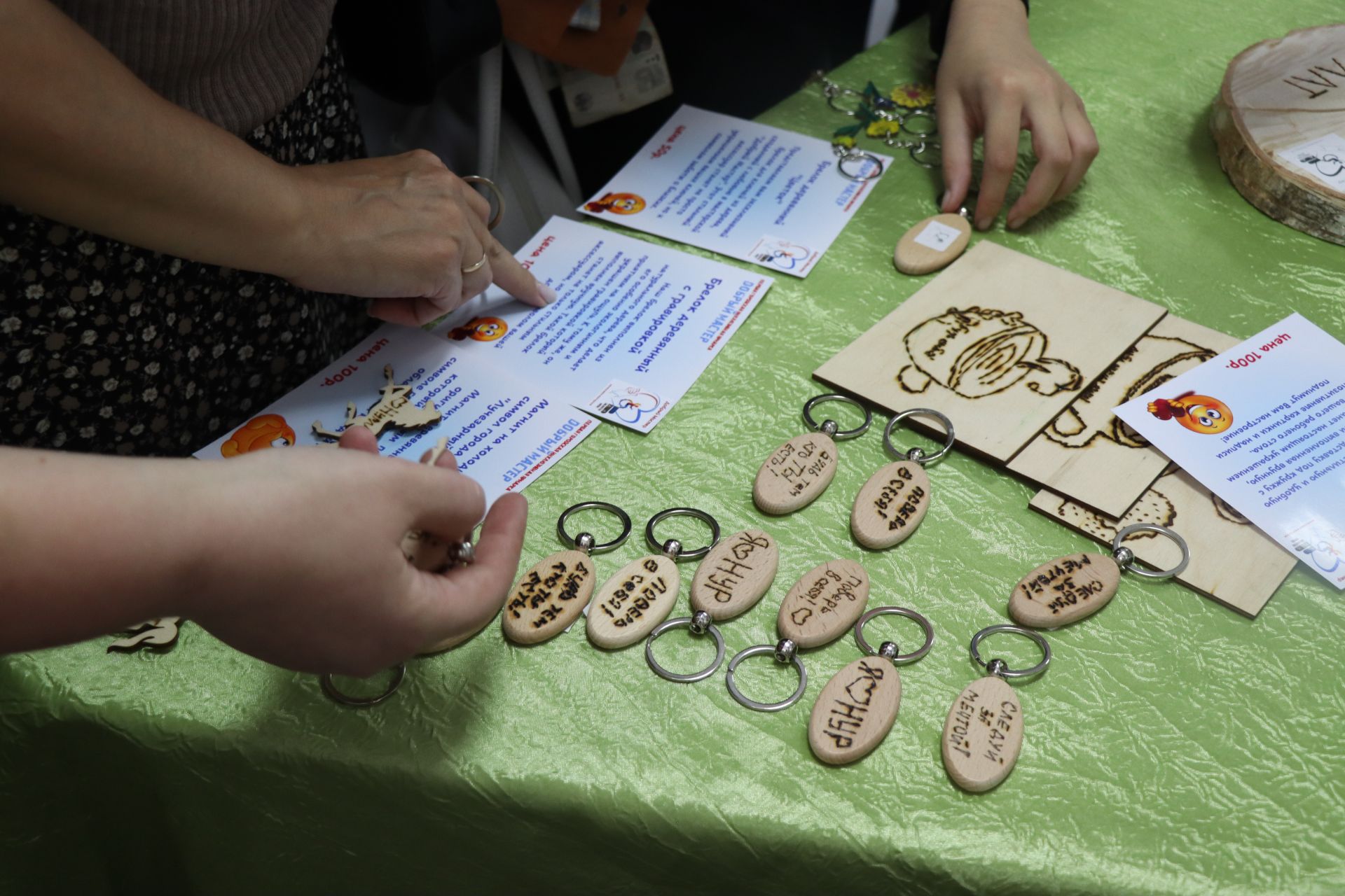 Дамир Ишкинеев купил сувениры на инклюзивной ярмарке