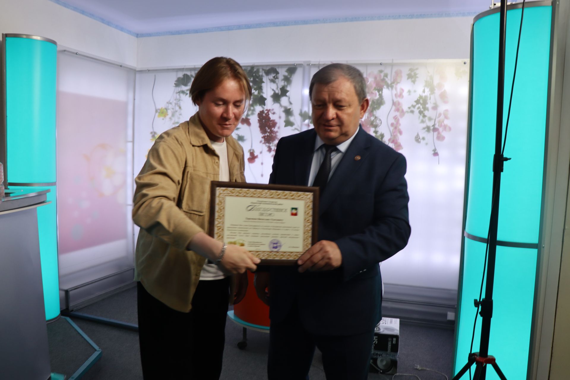 Дамир Ишкинеев поздравил коллектив «Нурлат-информа» с 25-летием телевидения