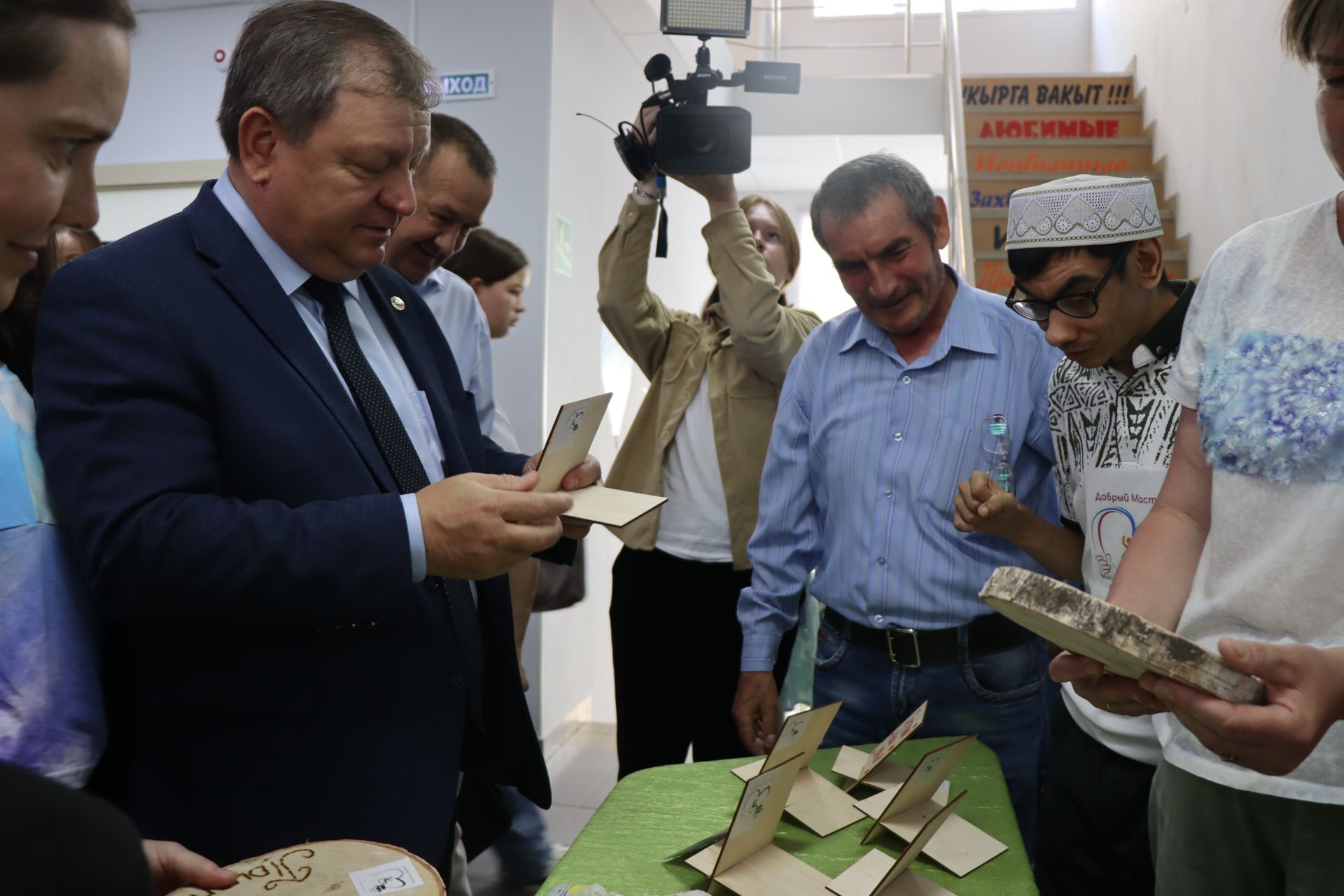 Дамир Ишкинеев купил сувениры на инклюзивной ярмарке