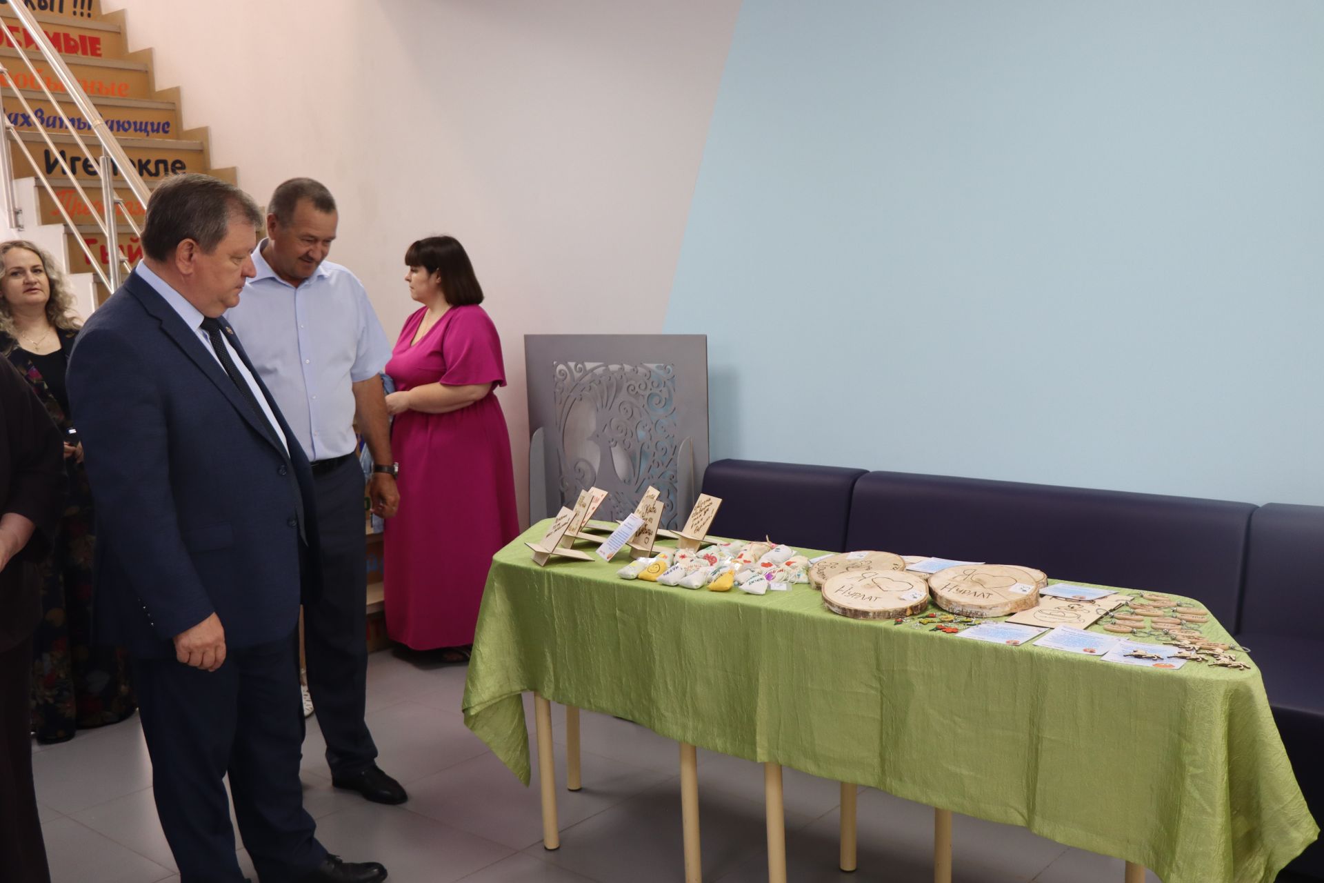 Дамир Ишкинеев купил сувениры на инклюзивной ярмарке