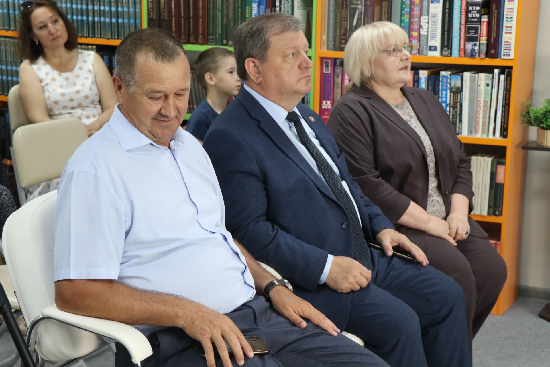 Дамир Ишкинеев купил сувениры на инклюзивной ярмарке