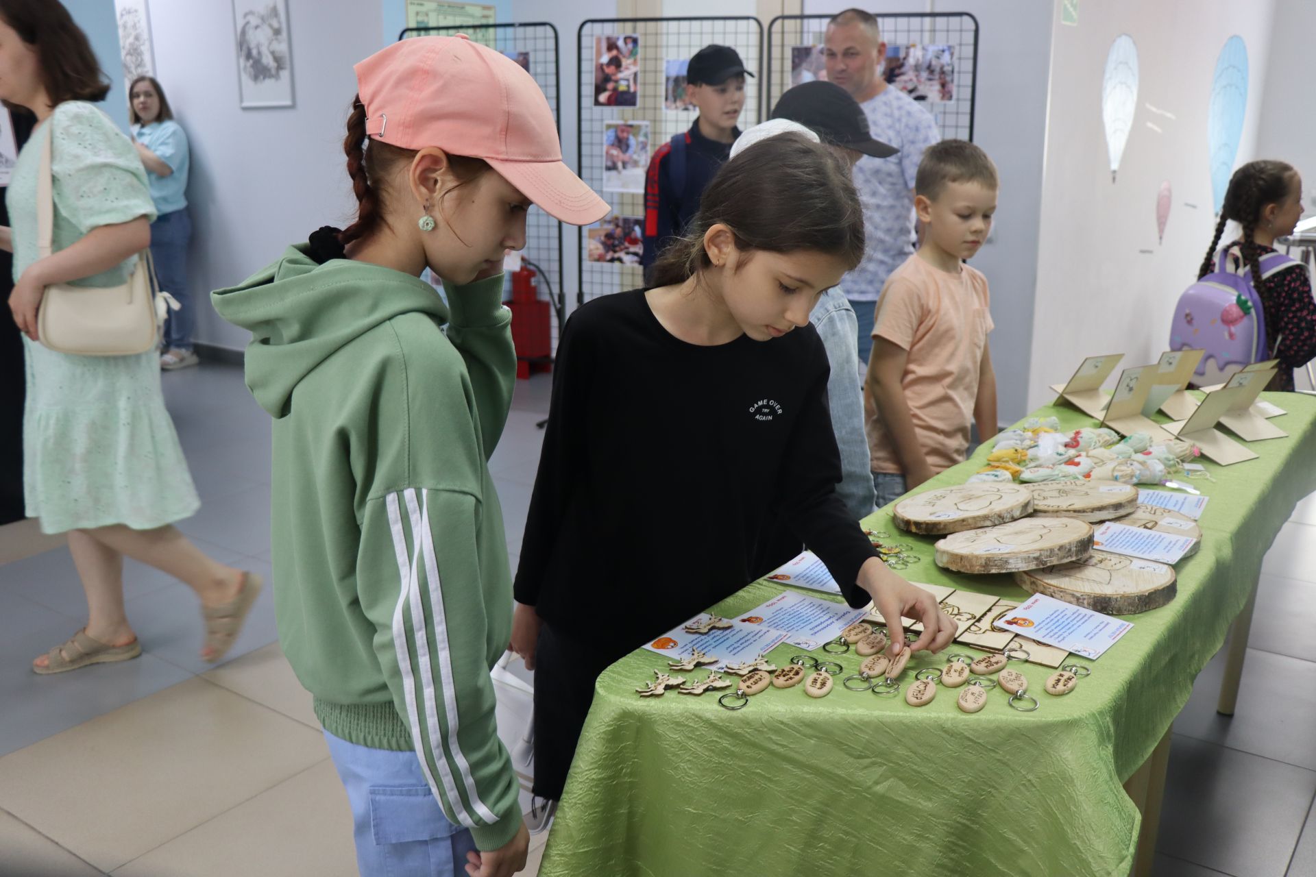 Дамир Ишкинеев купил сувениры на инклюзивной ярмарке