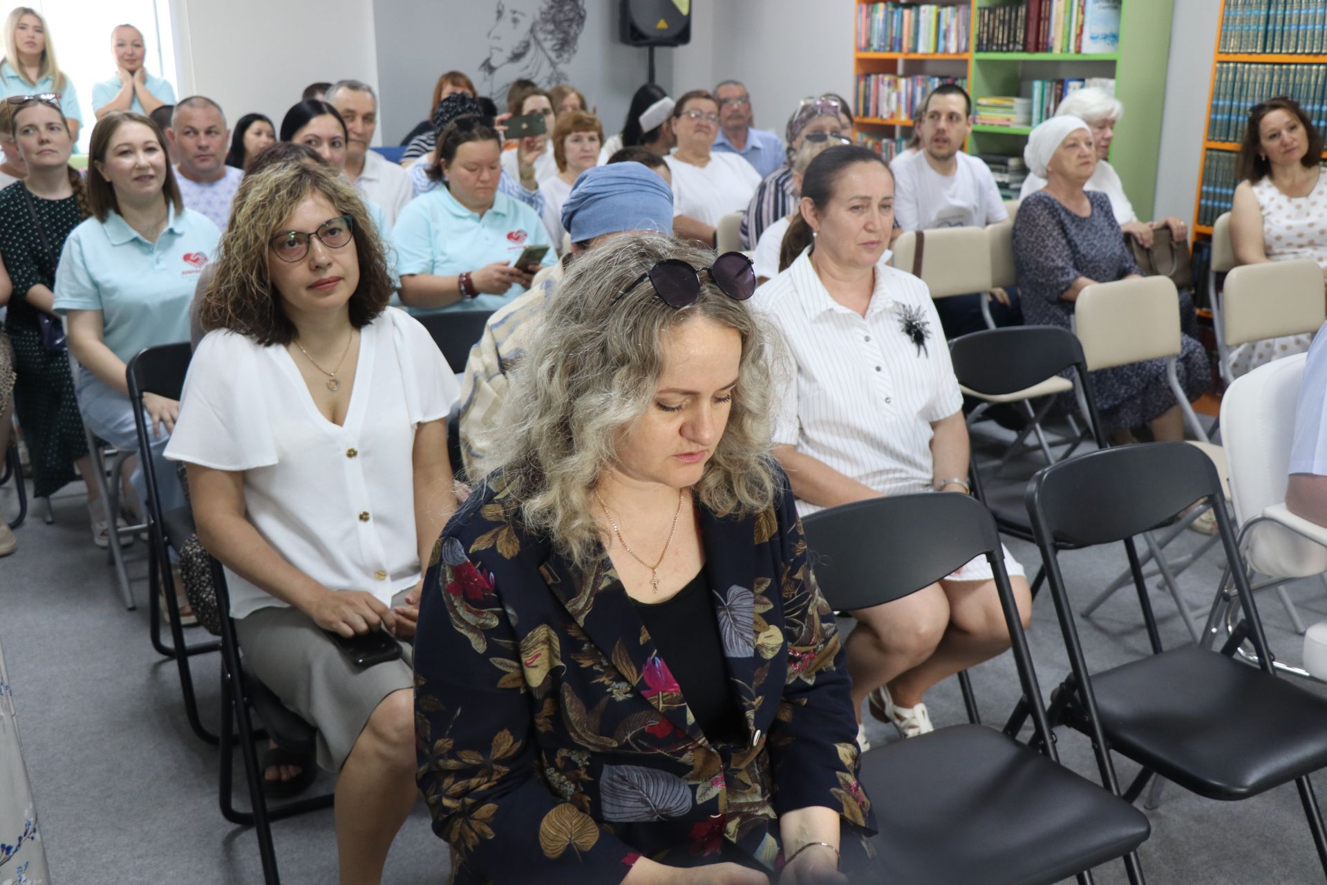 Дамир Ишкинеев купил сувениры на инклюзивной ярмарке