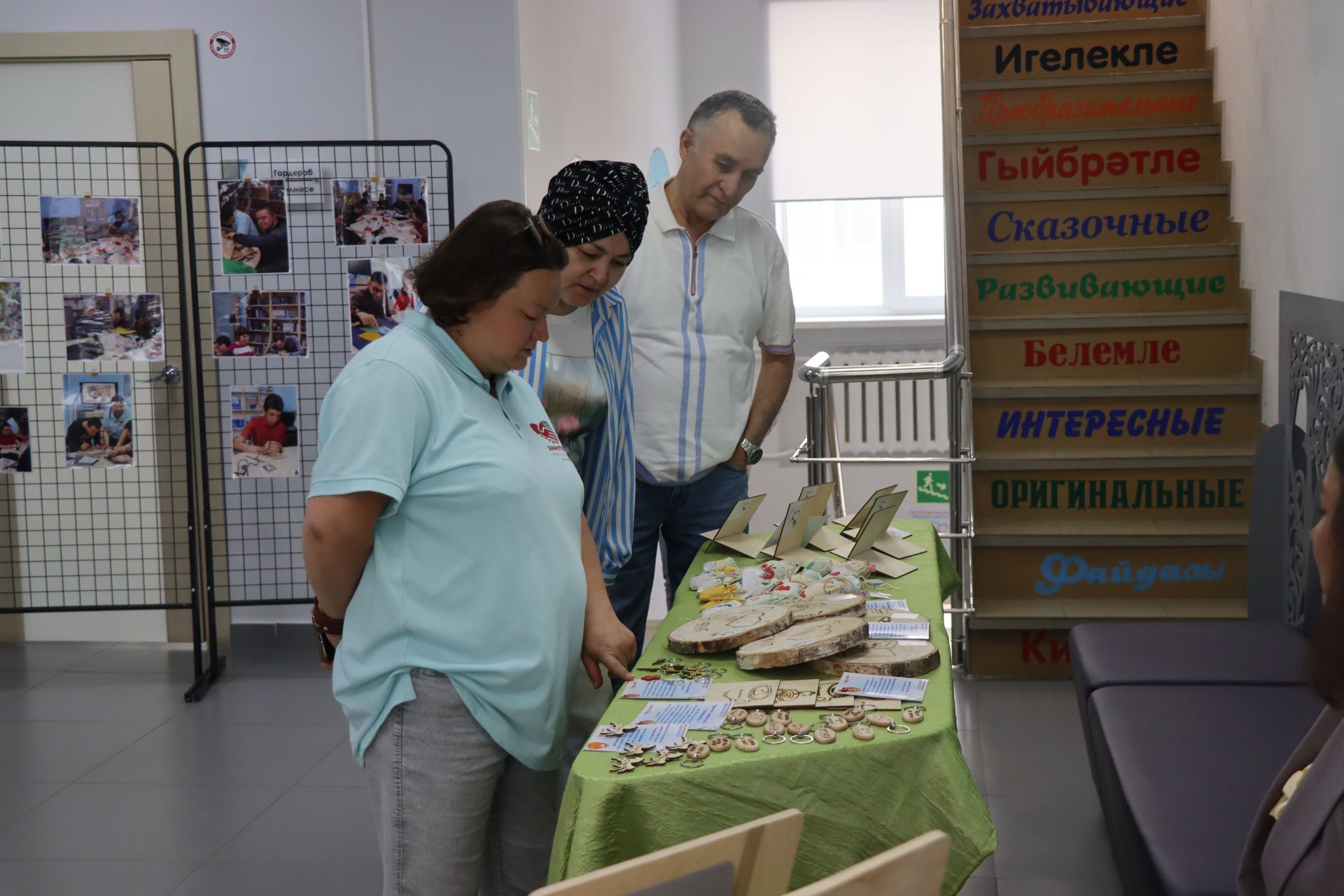 Дамир Ишкинеев купил сувениры на инклюзивной ярмарке