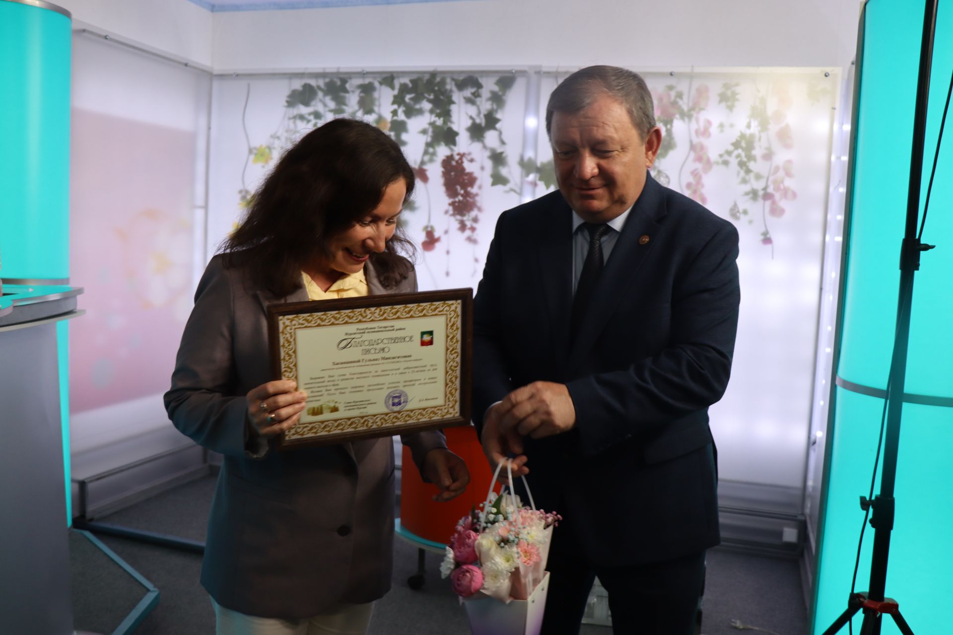 Дамир Ишкинеев поздравил коллектив «Нурлат-информа» с 25-летием телевидения