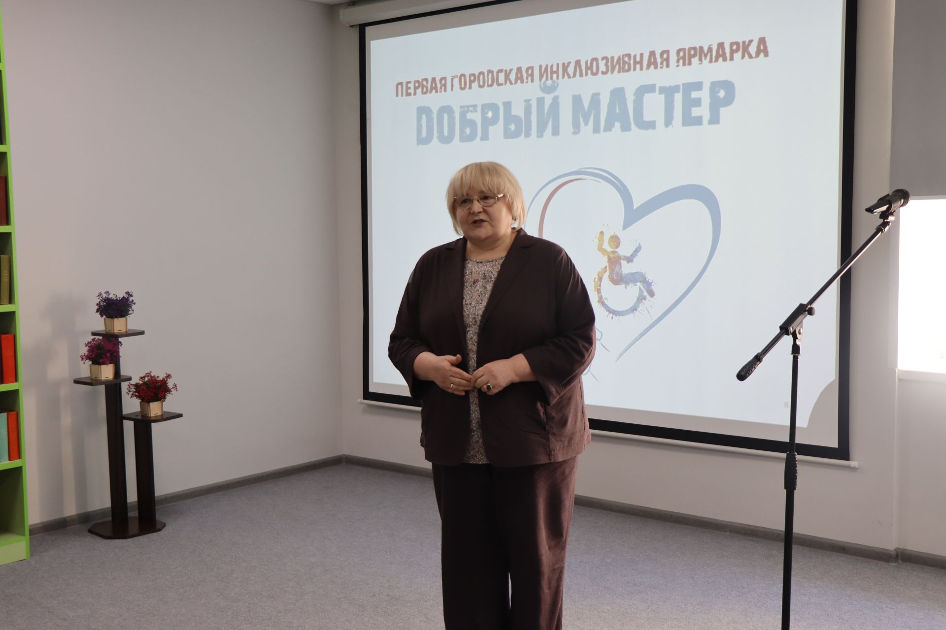 Дамир Ишкинеев купил сувениры на инклюзивной ярмарке