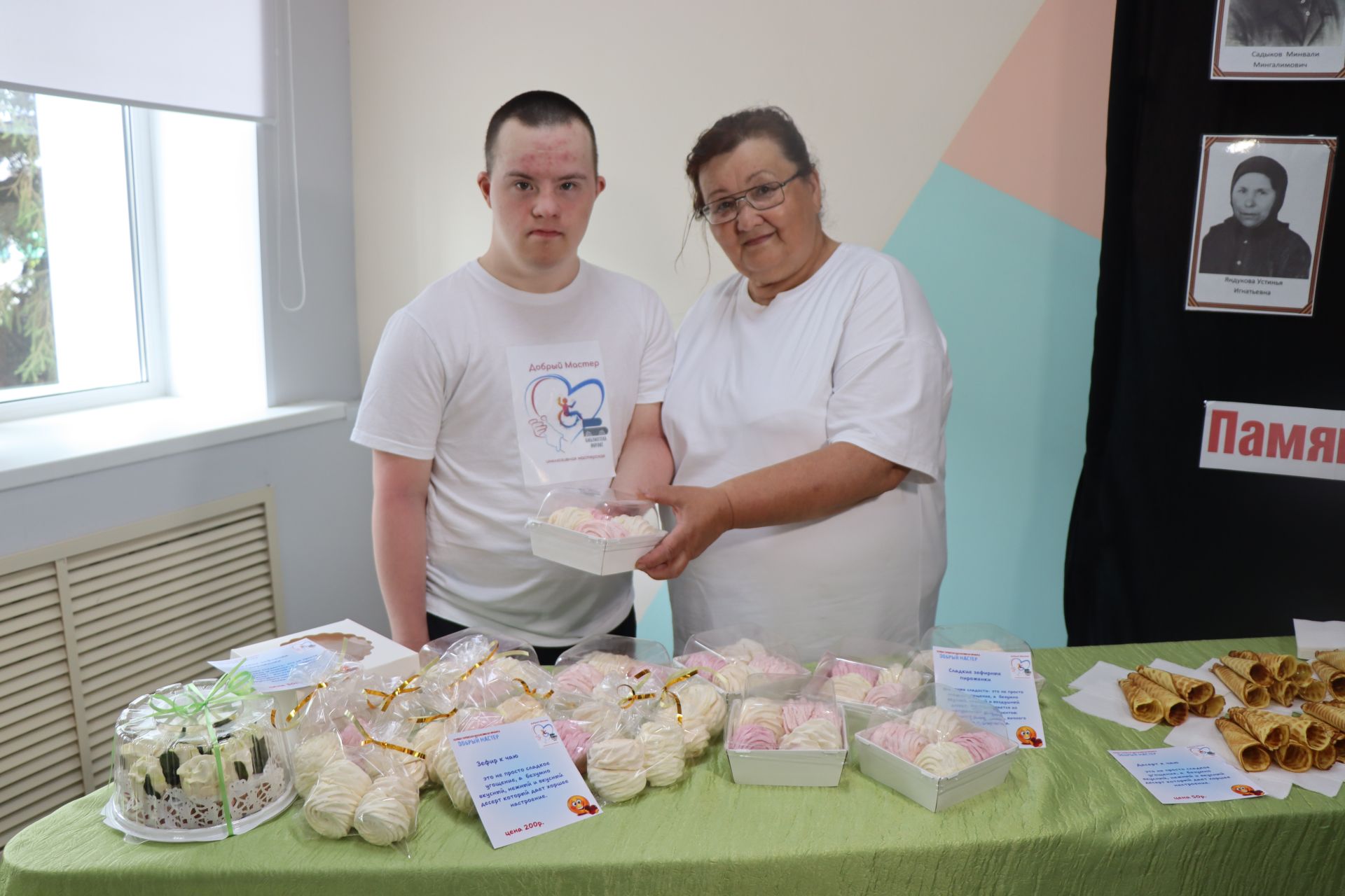 Дамир Ишкинеев купил сувениры на инклюзивной ярмарке