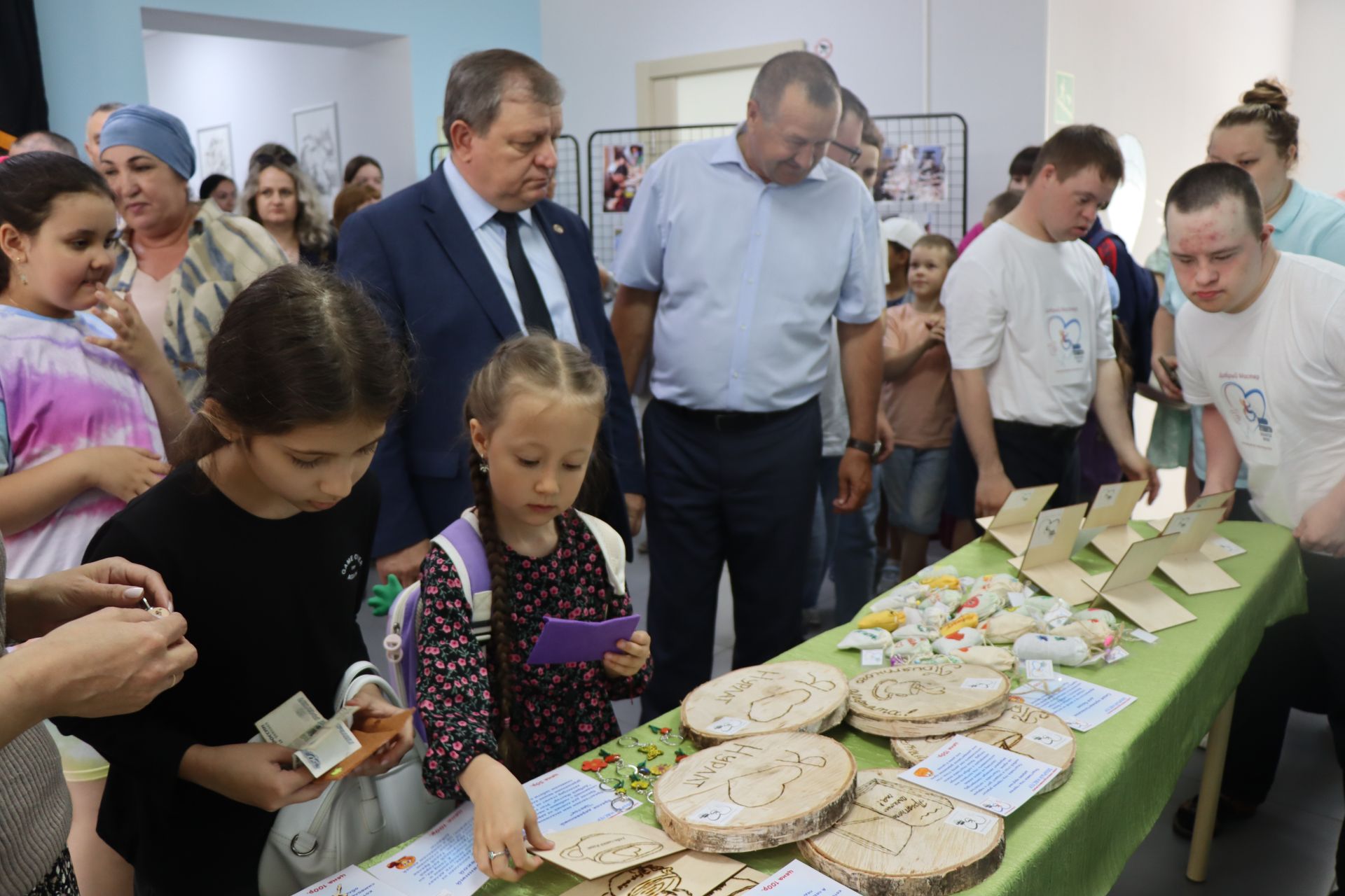 Дамир Ишкинеев купил сувениры на инклюзивной ярмарке