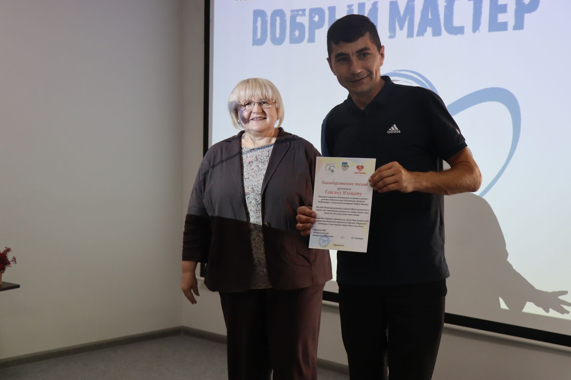 Дамир Ишкинеев купил сувениры на инклюзивной ярмарке