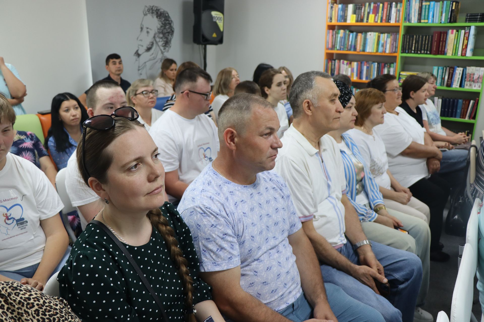 Дамир Ишкинеев купил сувениры на инклюзивной ярмарке