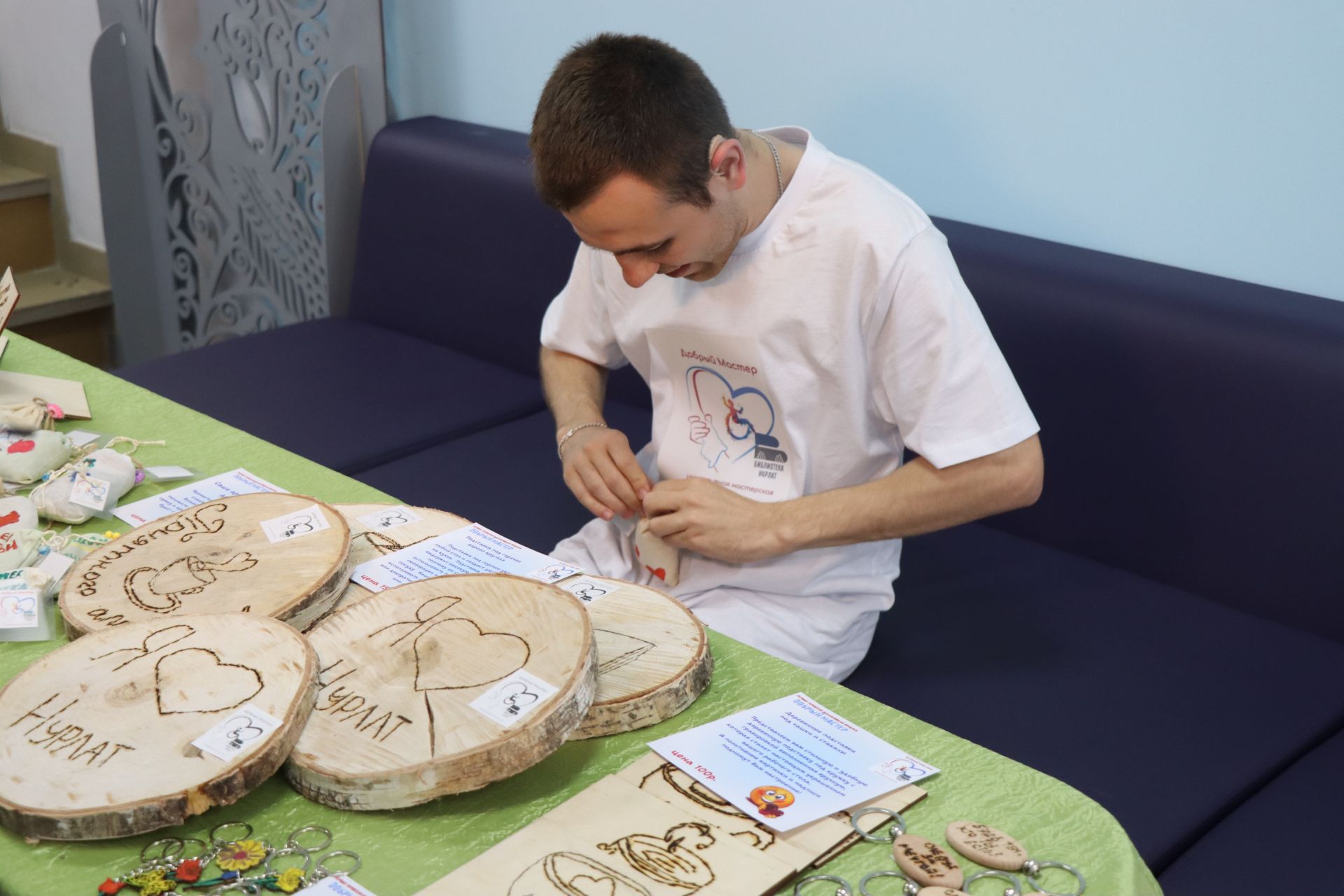 Дамир Ишкинеев купил сувениры на инклюзивной ярмарке