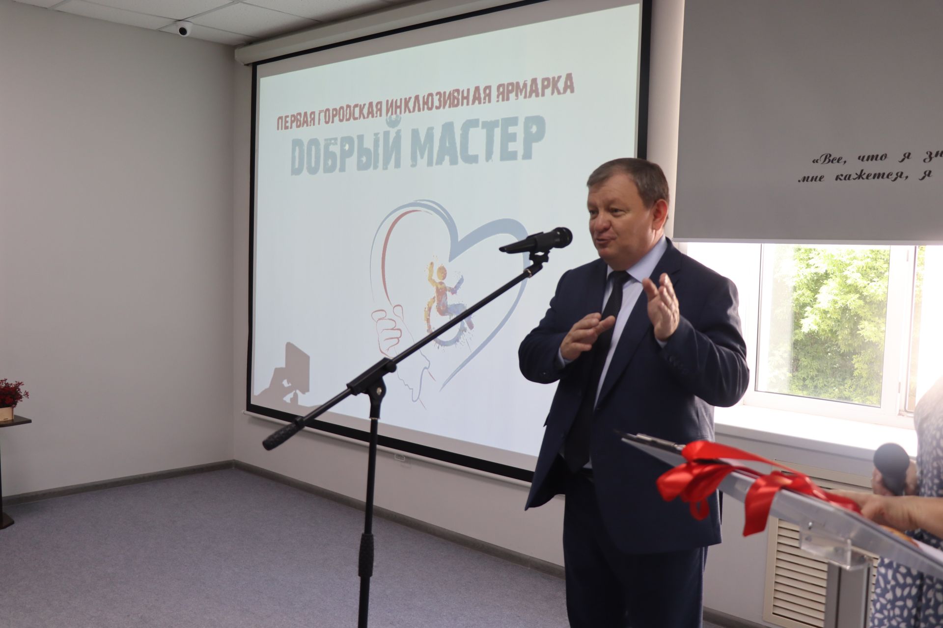 Дамир Ишкинеев купил сувениры на инклюзивной ярмарке