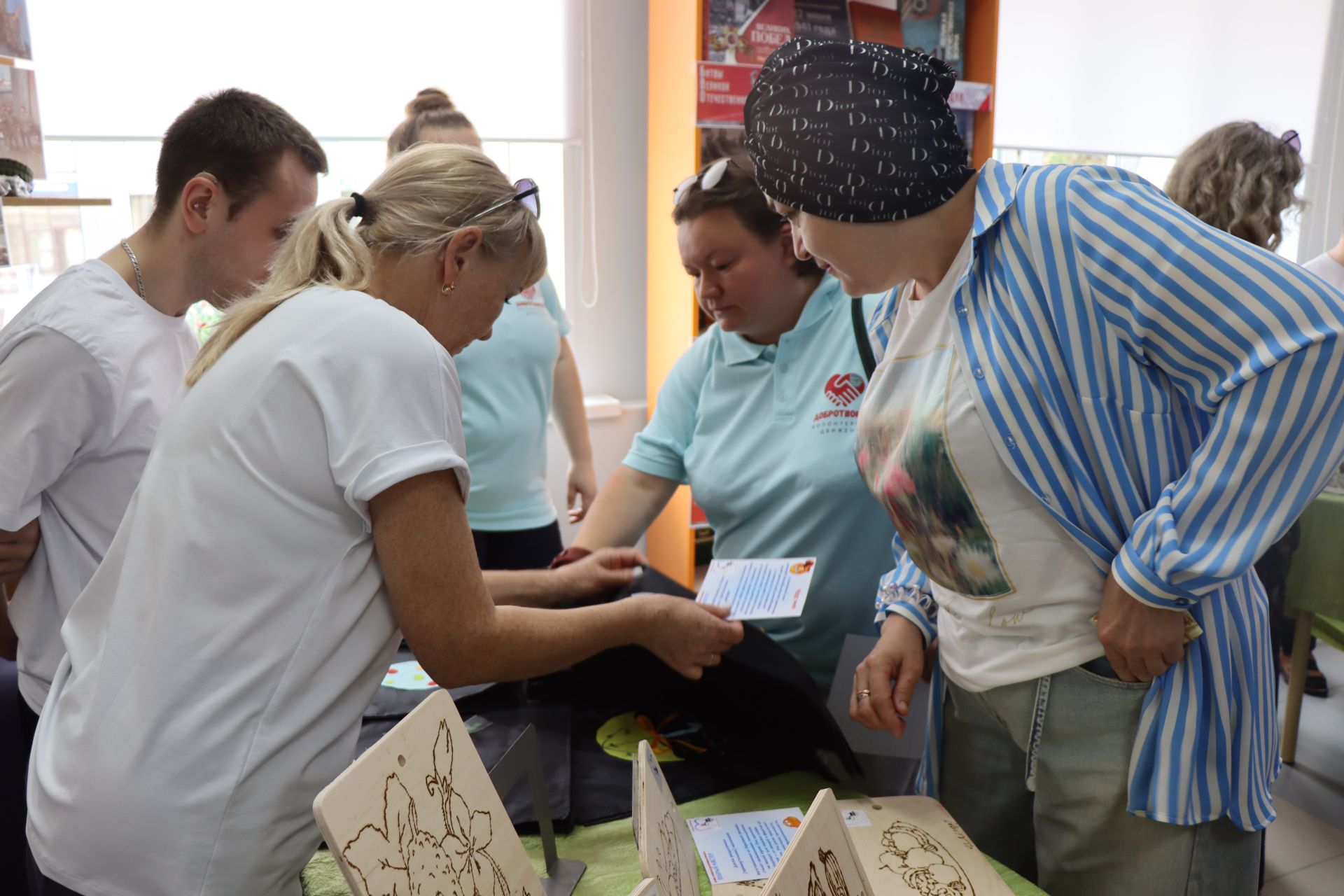 Дамир Ишкинеев купил сувениры на инклюзивной ярмарке