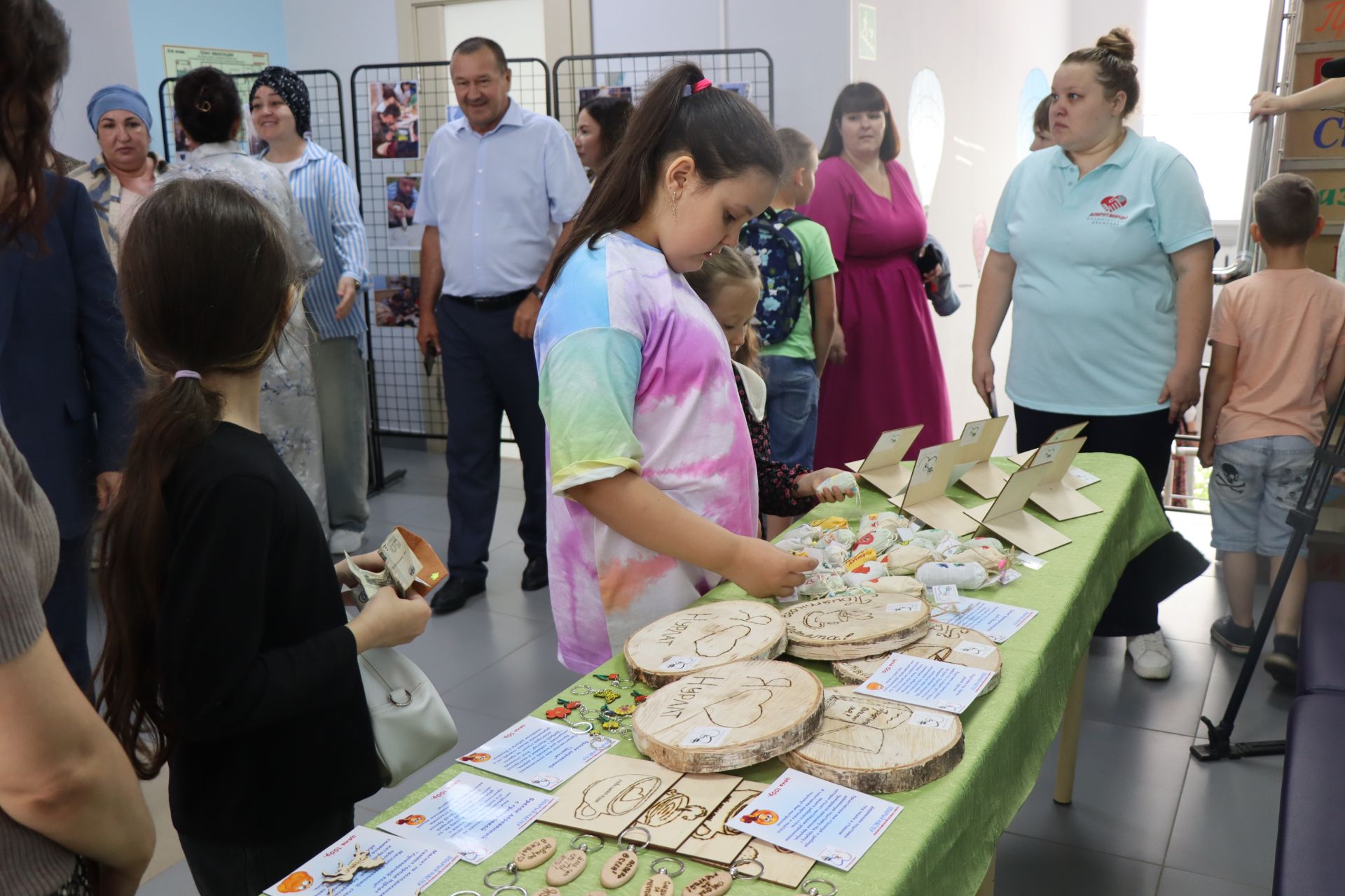 Дамир Ишкинеев купил сувениры на инклюзивной ярмарке