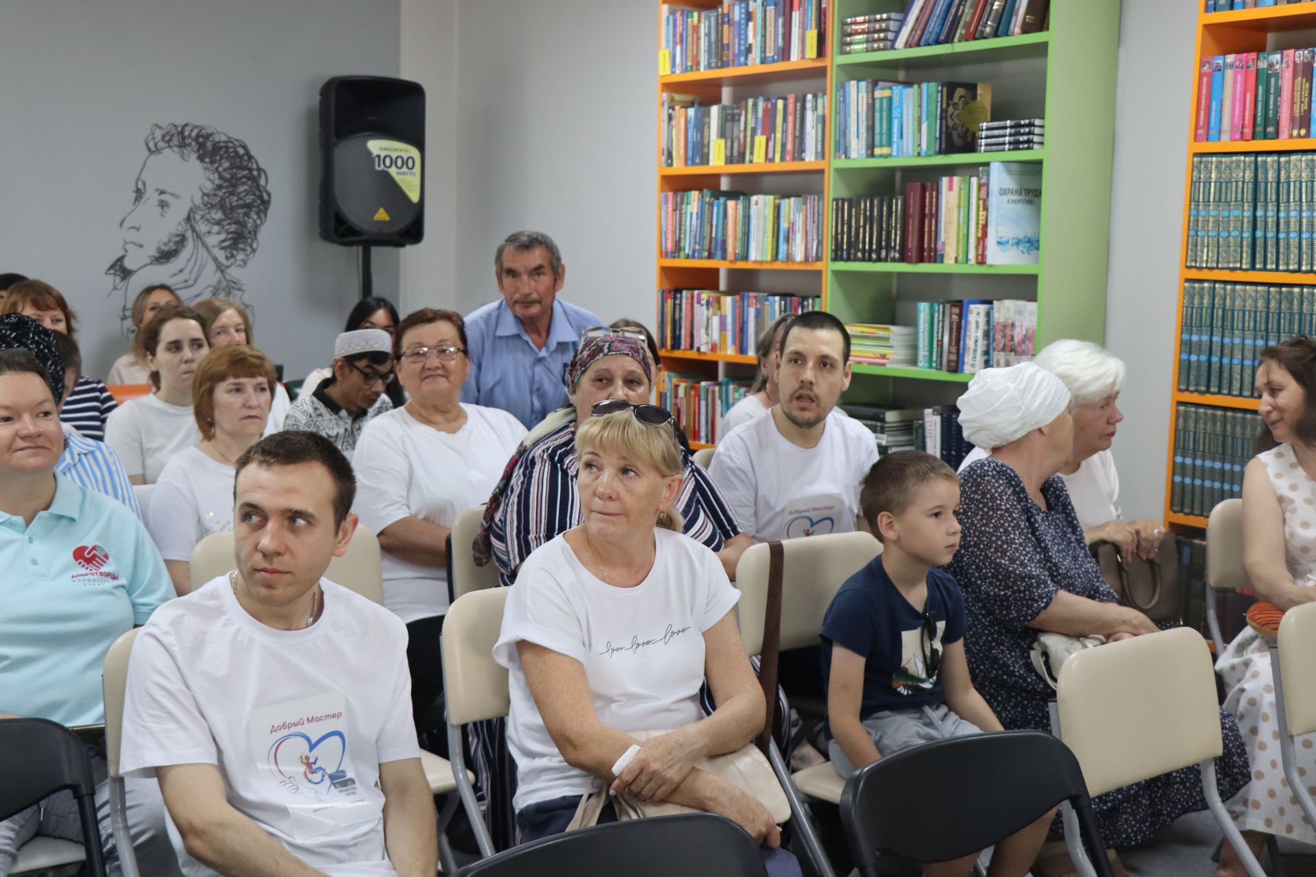 Дамир Ишкинеев купил сувениры на инклюзивной ярмарке