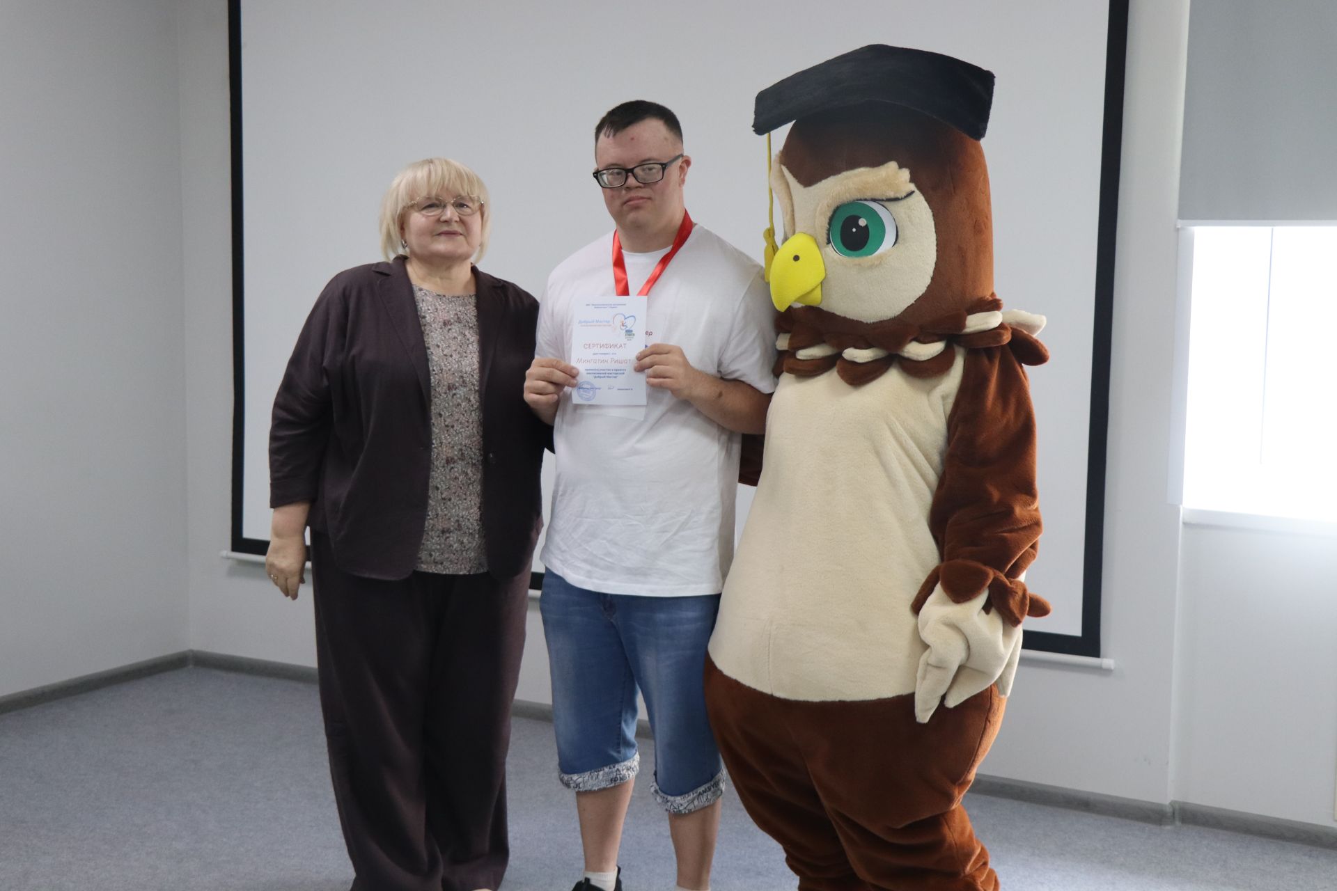 Дамир Ишкинеев купил сувениры на инклюзивной ярмарке