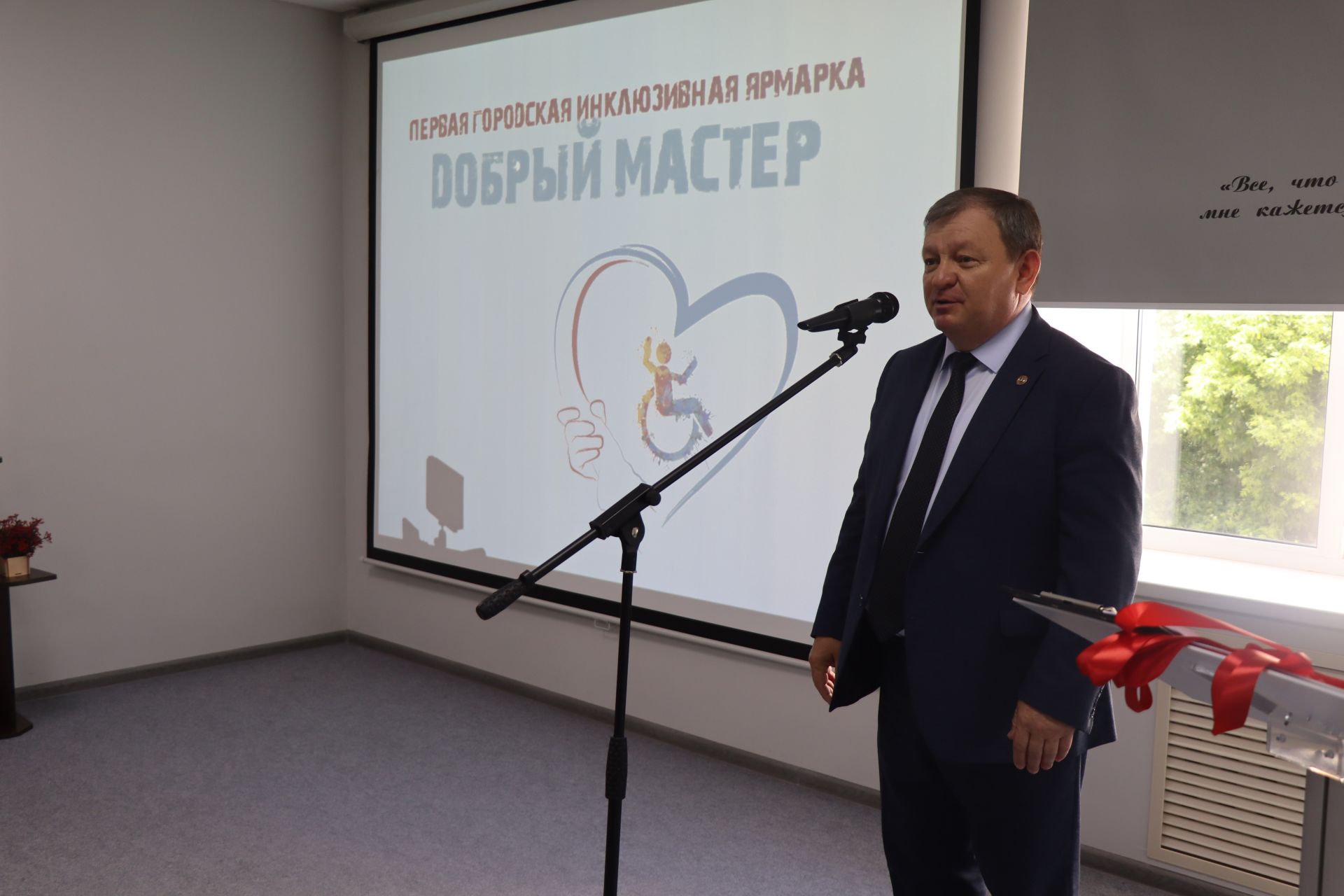 Дамир Ишкинеев купил сувениры на инклюзивной ярмарке