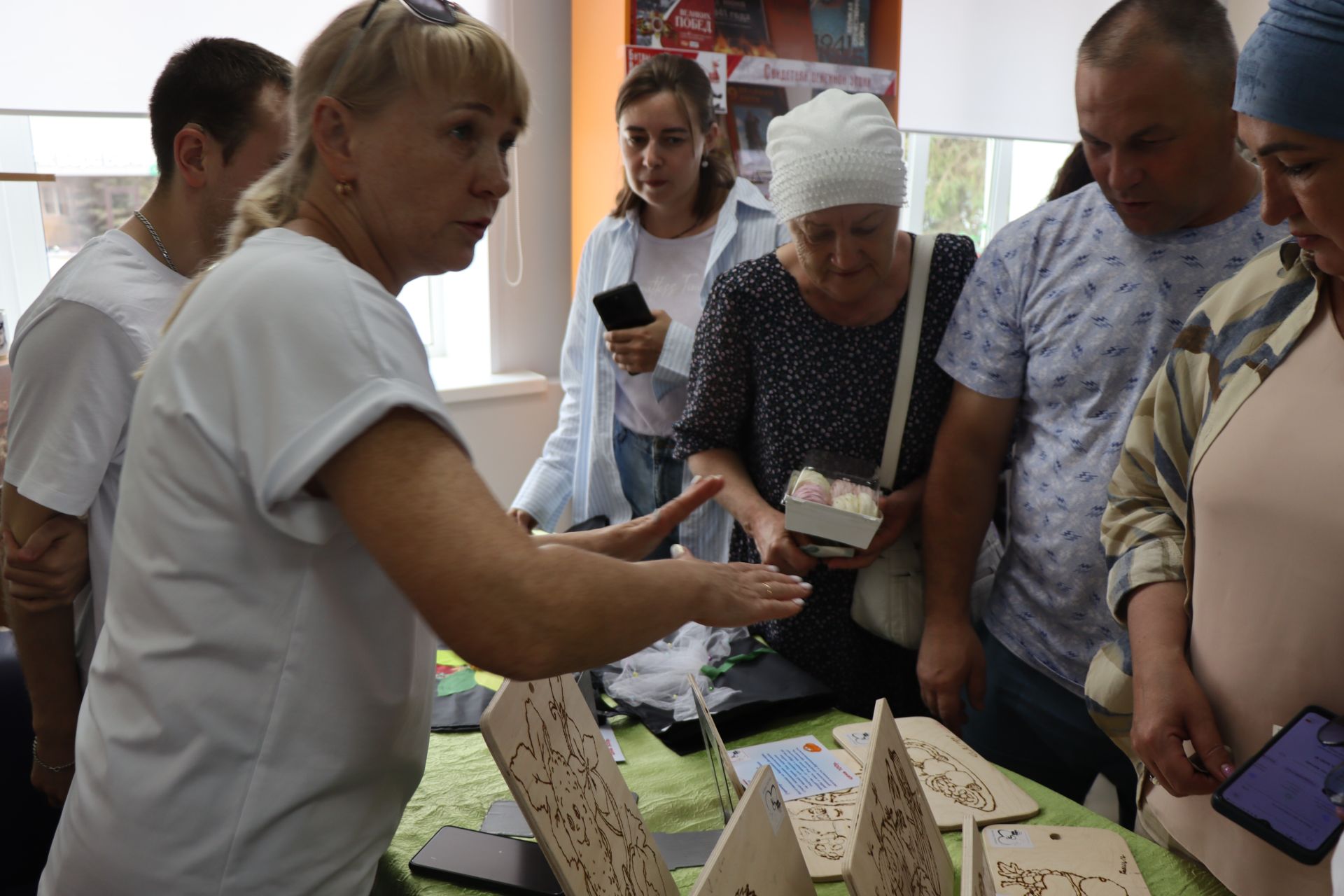 Дамир Ишкинеев купил сувениры на инклюзивной ярмарке