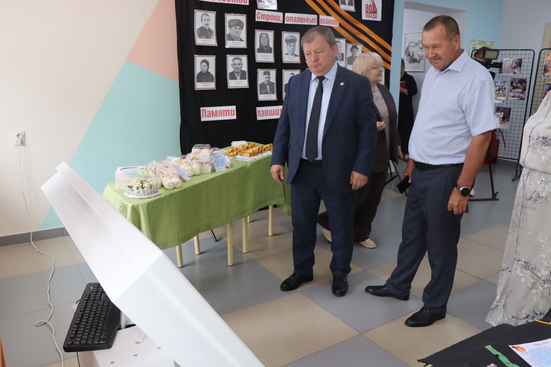 Дамир Ишкинеев купил сувениры на инклюзивной ярмарке