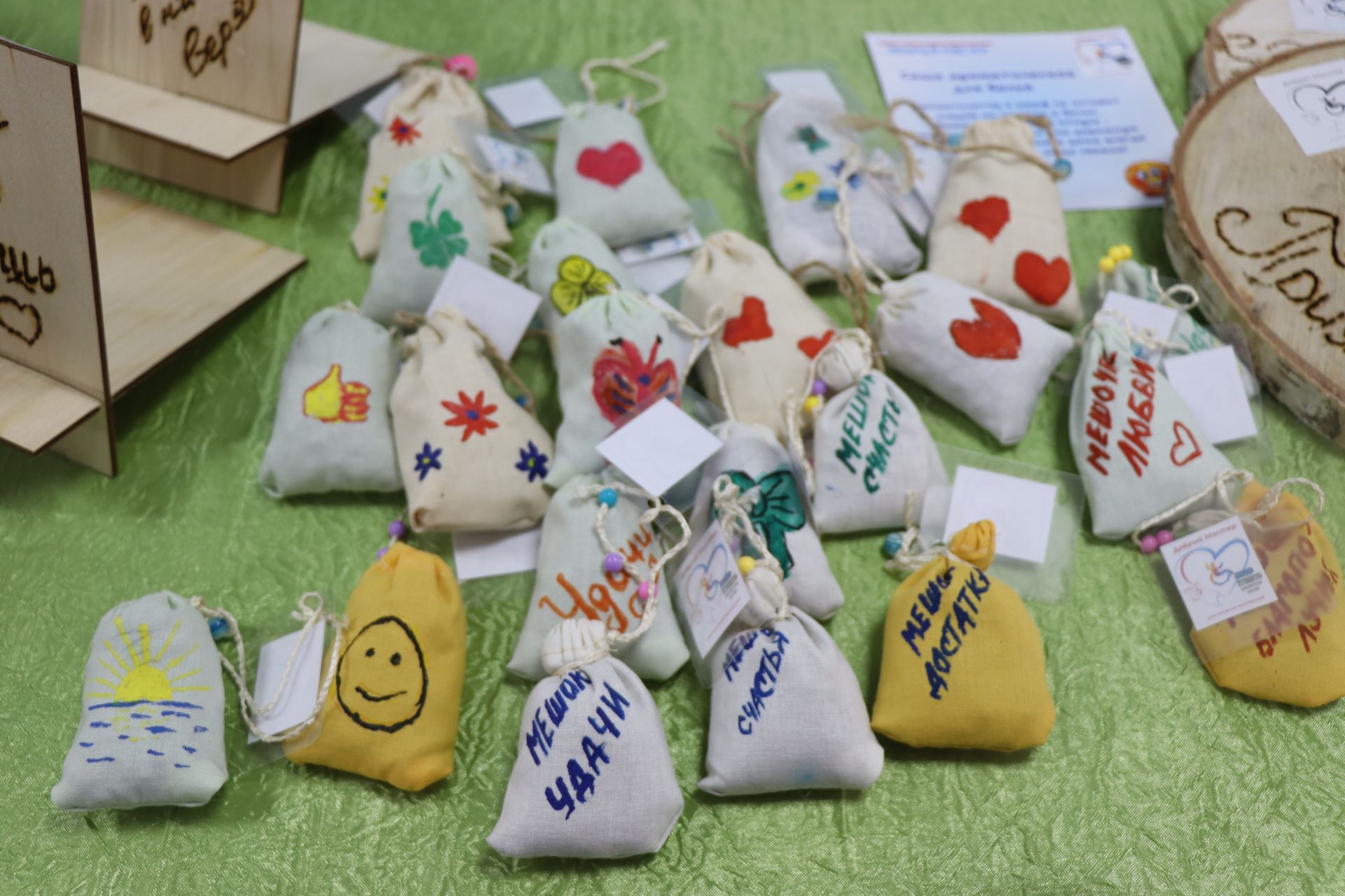 Дамир Ишкинеев купил сувениры на инклюзивной ярмарке