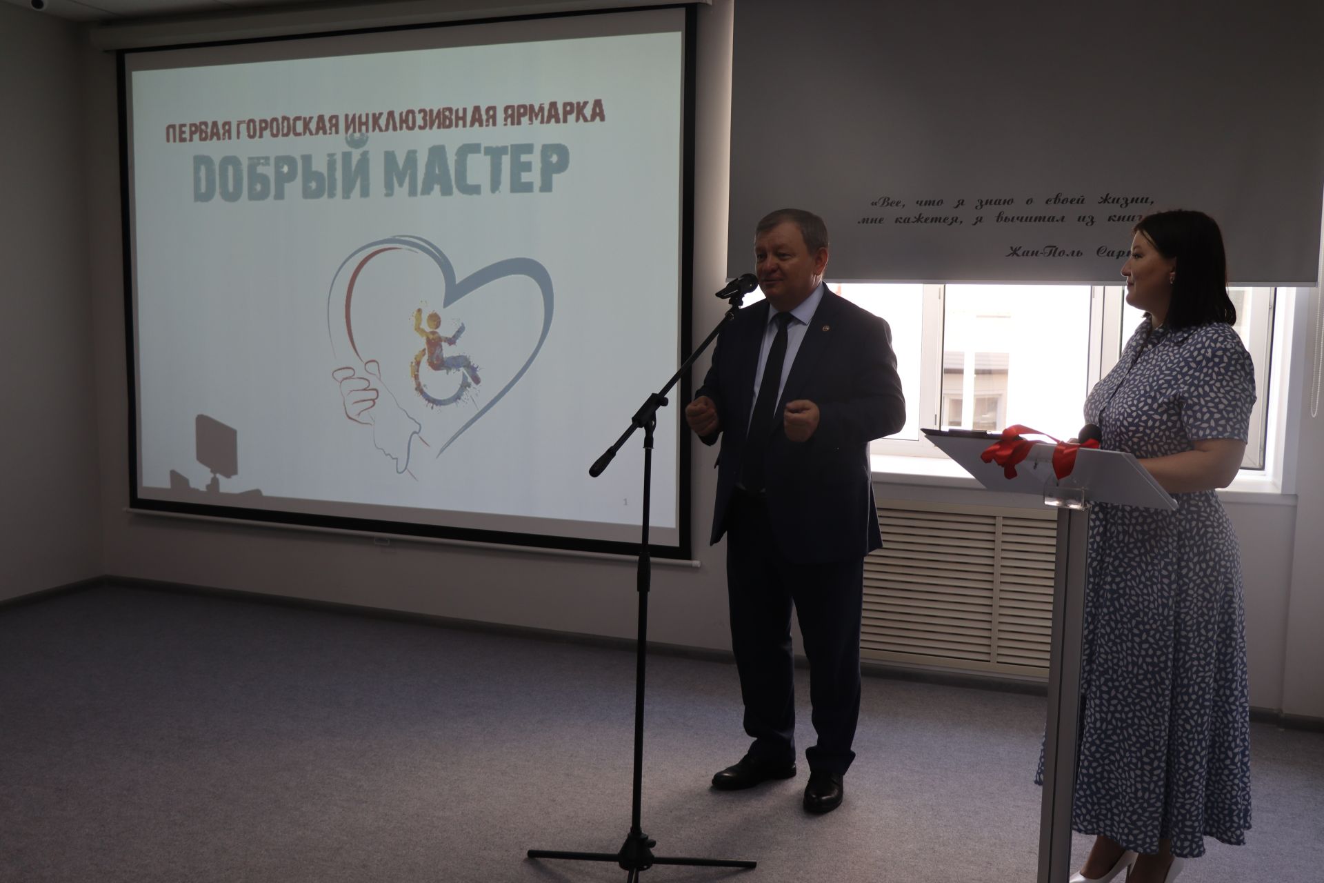 Дамир Ишкинеев купил сувениры на инклюзивной ярмарке