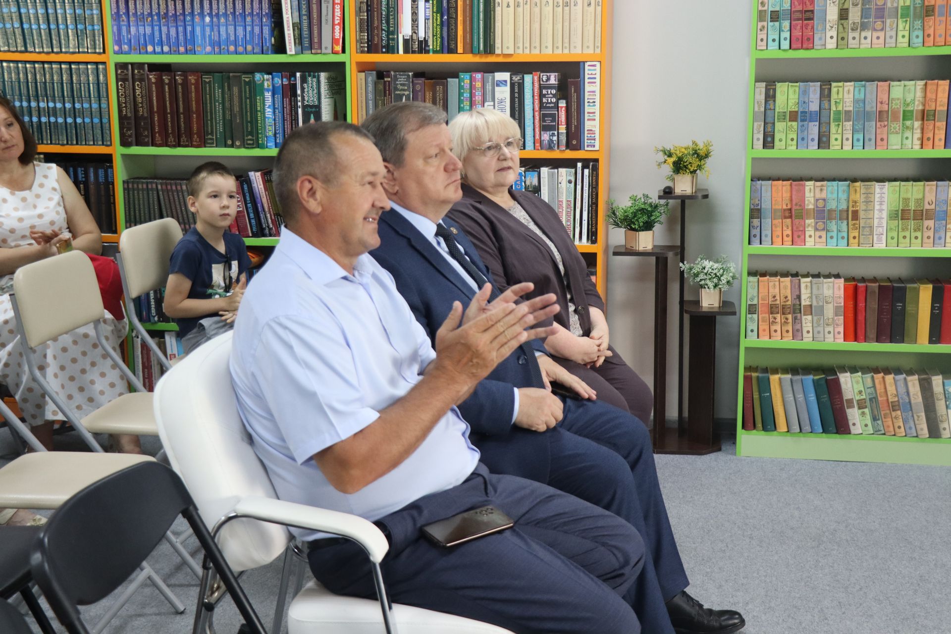 Дамир Ишкинеев купил сувениры на инклюзивной ярмарке