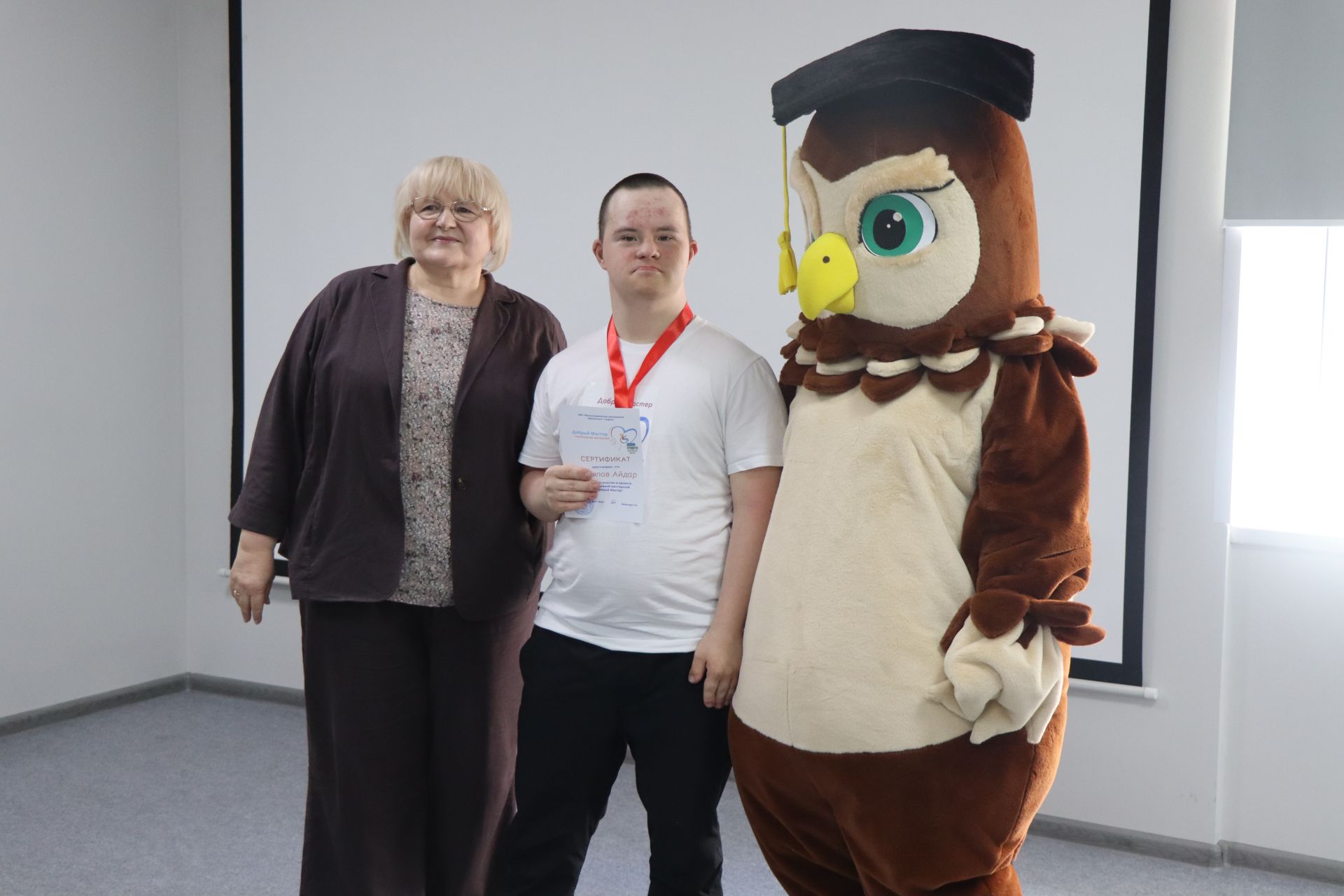 Дамир Ишкинеев купил сувениры на инклюзивной ярмарке