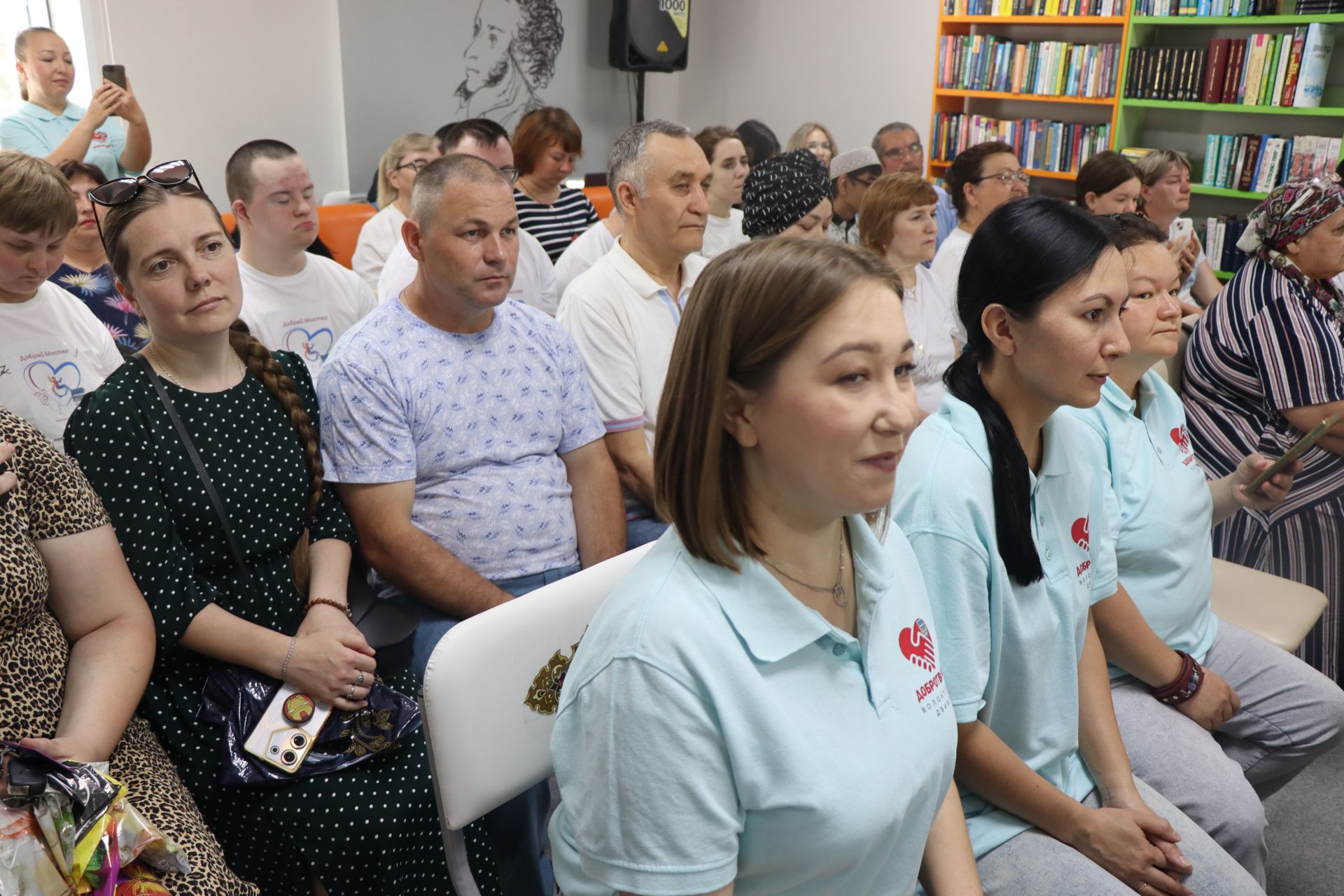 Дамир Ишкинеев купил сувениры на инклюзивной ярмарке