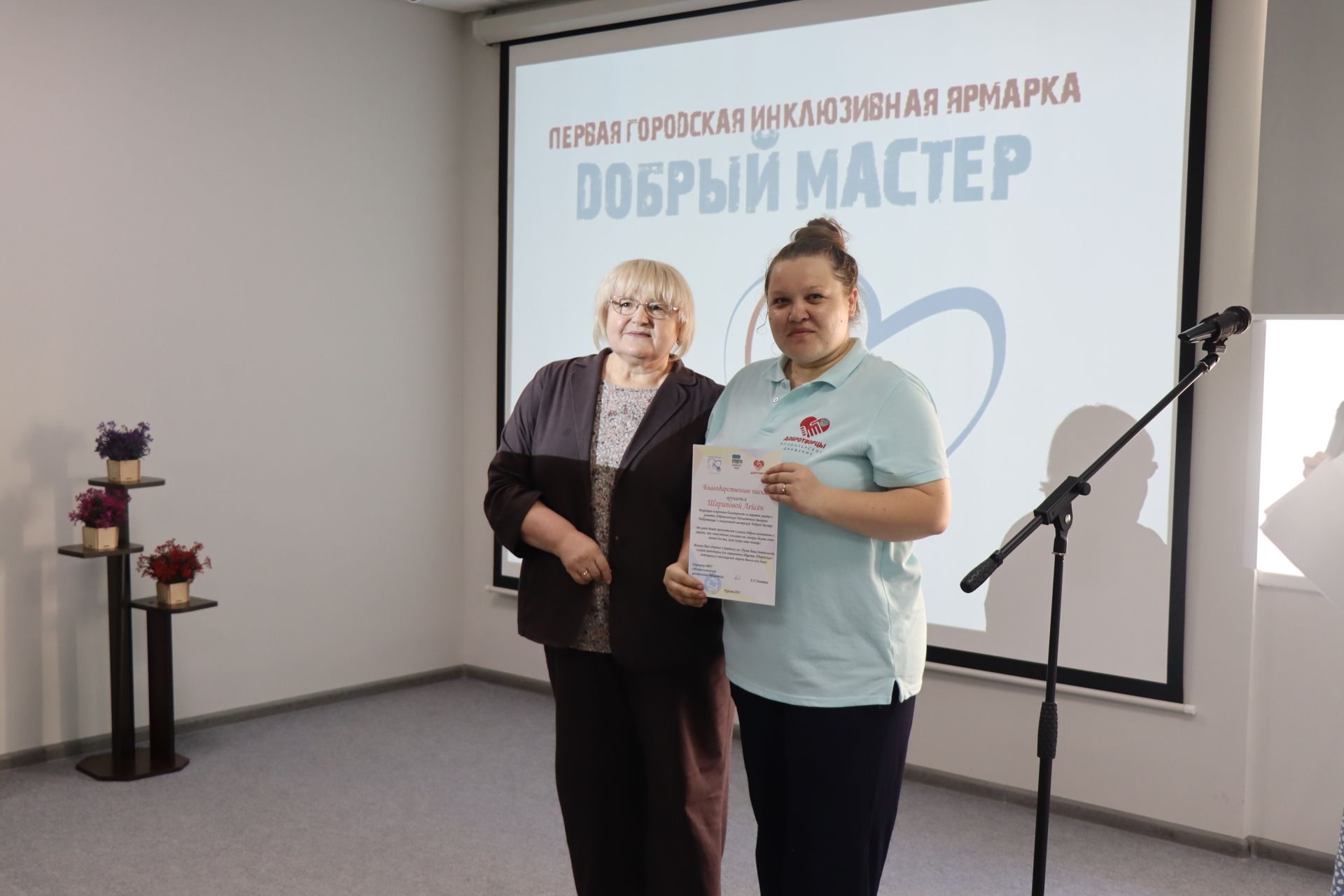 Дамир Ишкинеев купил сувениры на инклюзивной ярмарке