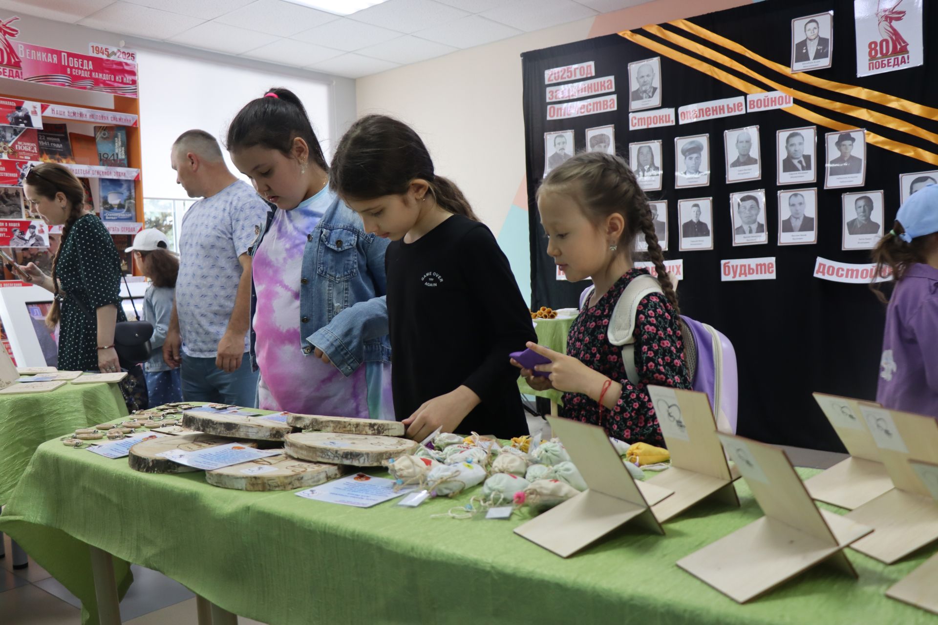 Дамир Ишкинеев купил сувениры на инклюзивной ярмарке