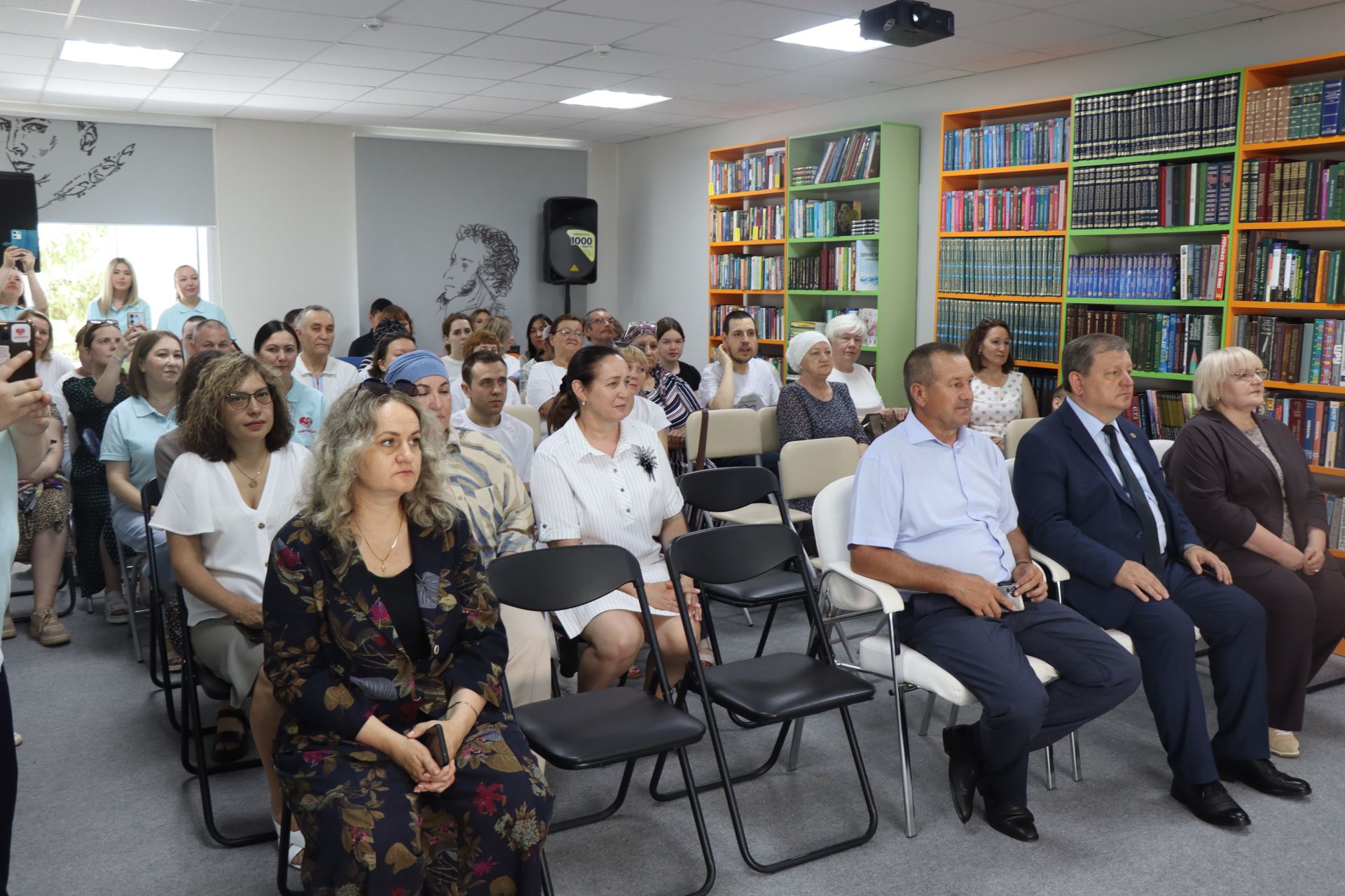 Дамир Ишкинеев купил сувениры на инклюзивной ярмарке