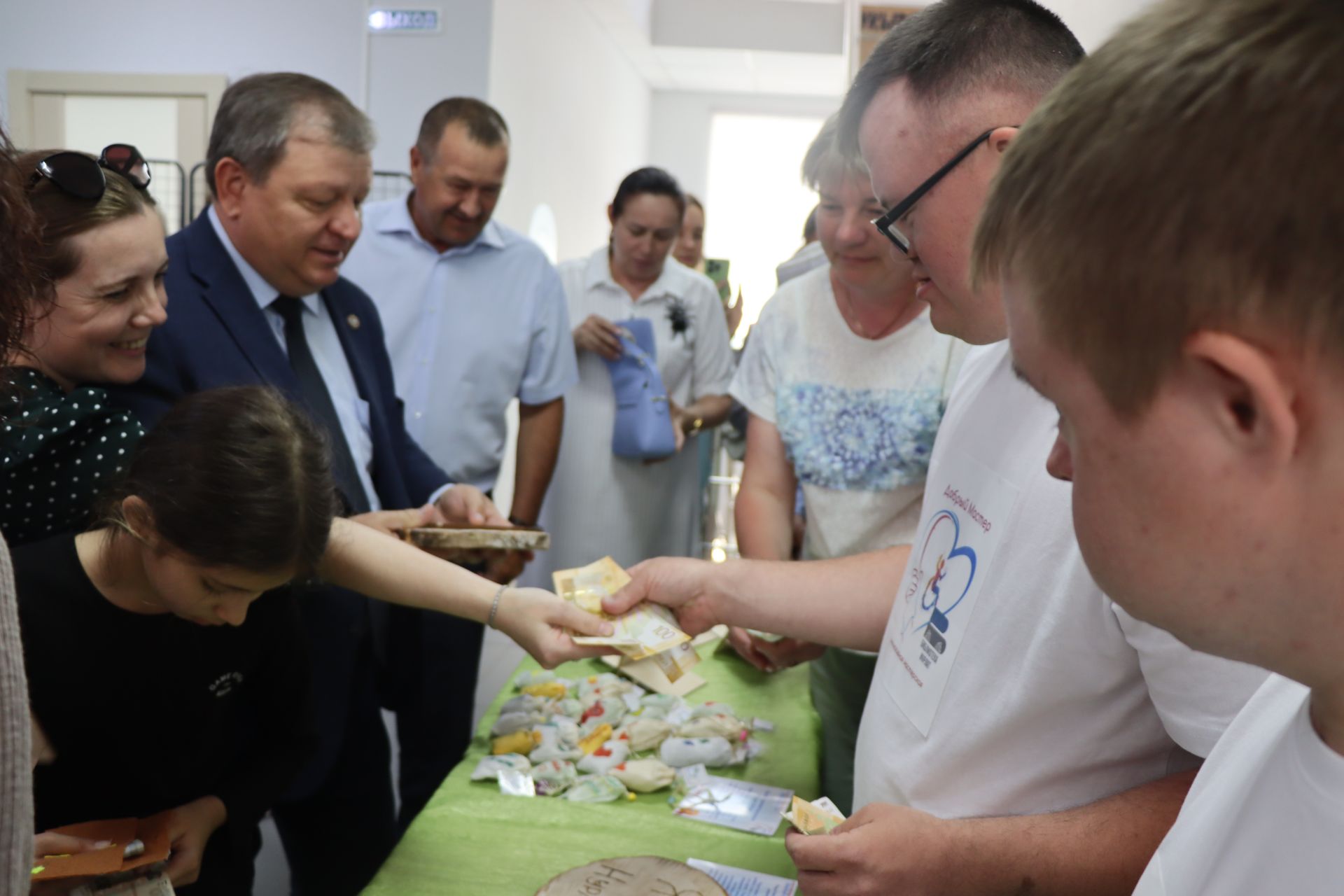 Дамир Ишкинеев купил сувениры на инклюзивной ярмарке