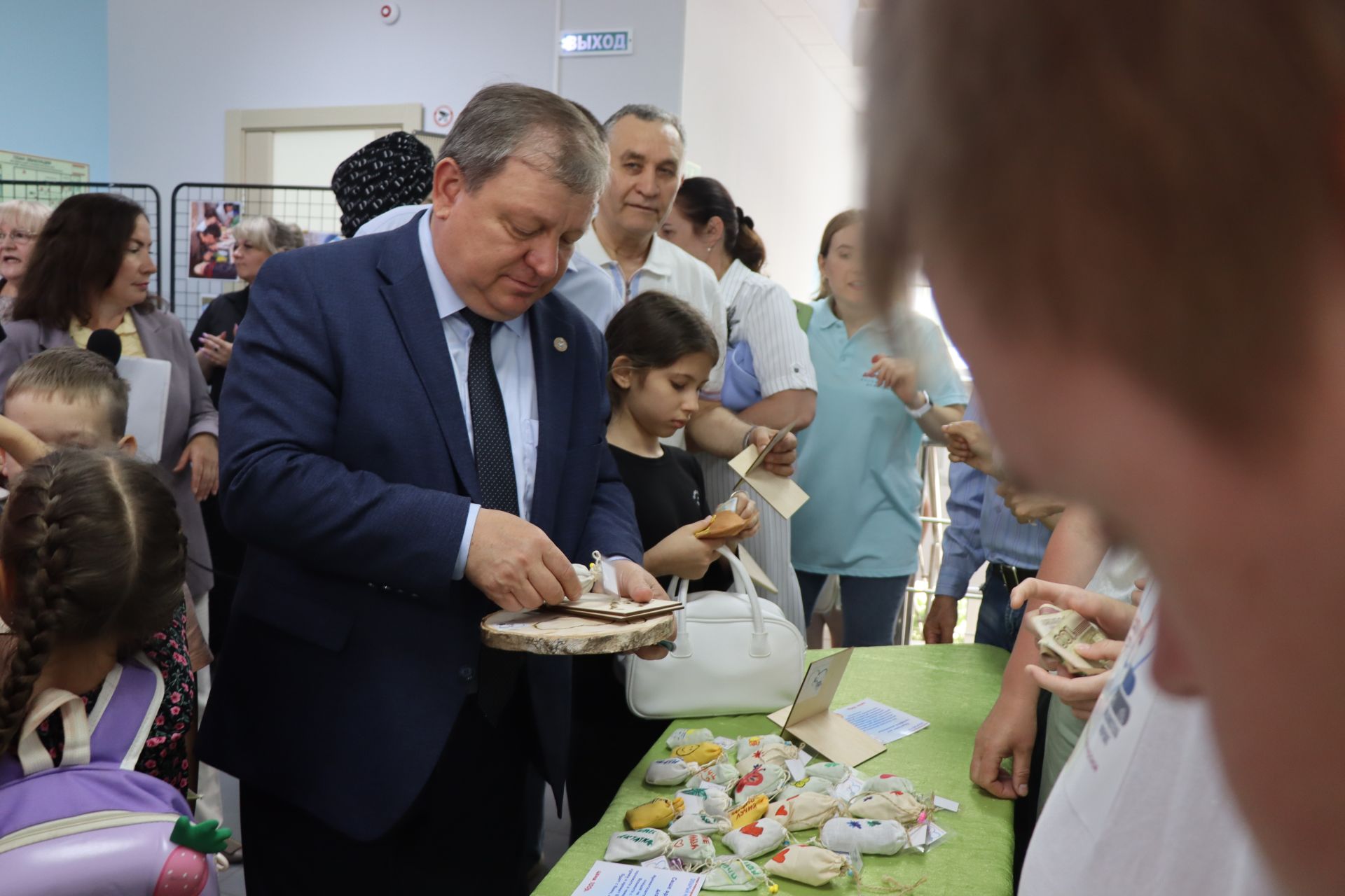 Дамир Ишкинеев купил сувениры на инклюзивной ярмарке