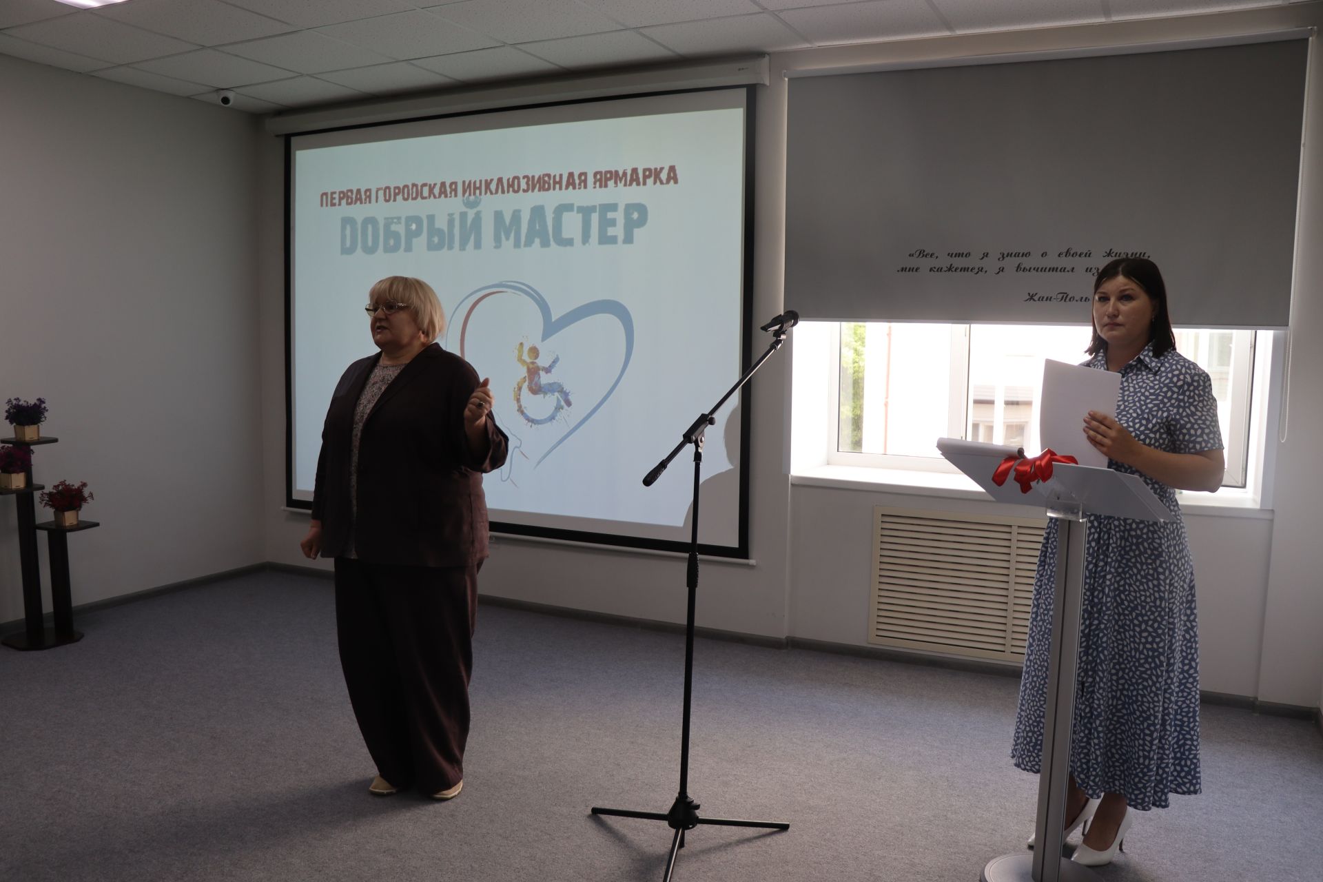 Дамир Ишкинеев купил сувениры на инклюзивной ярмарке