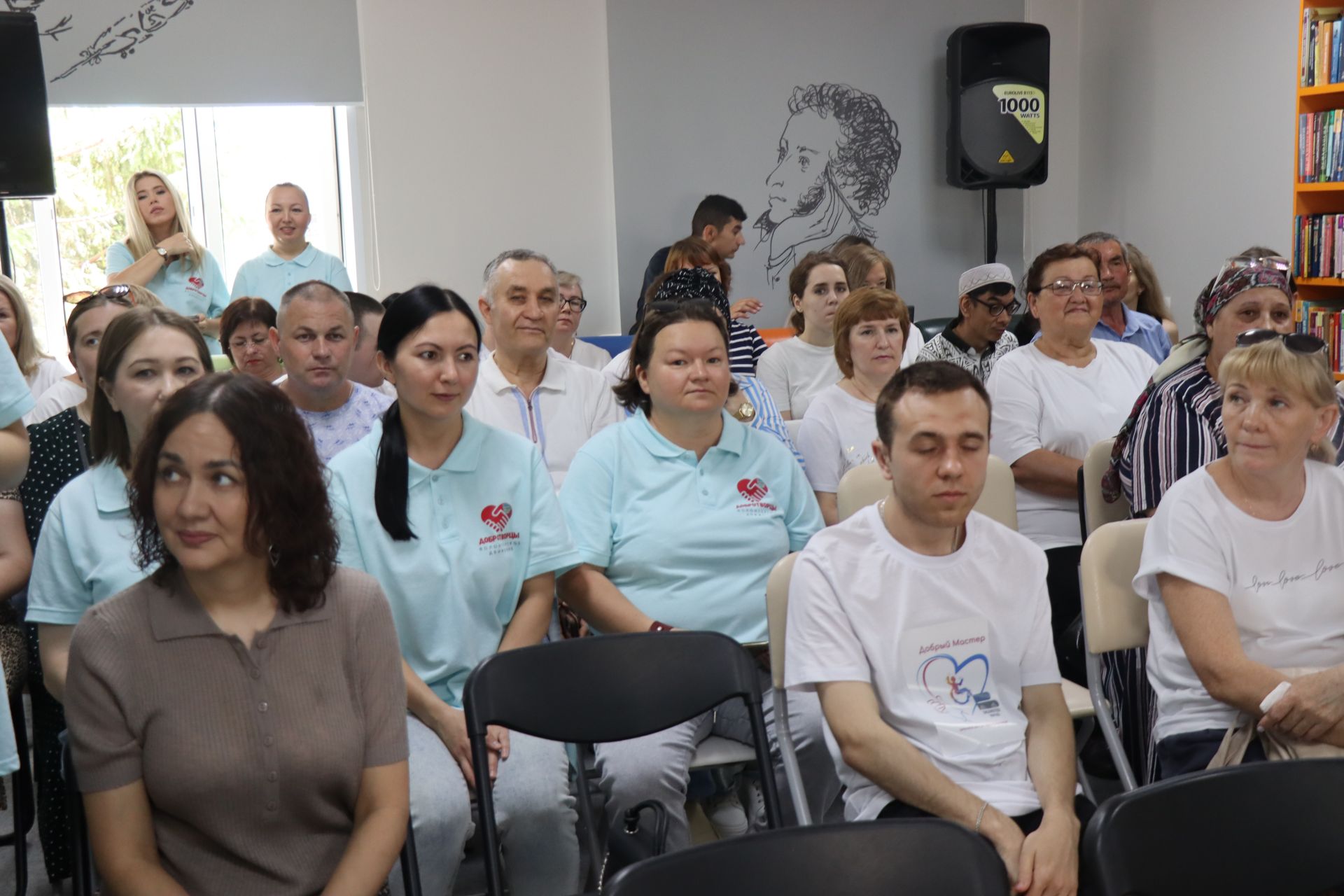 Дамир Ишкинеев купил сувениры на инклюзивной ярмарке