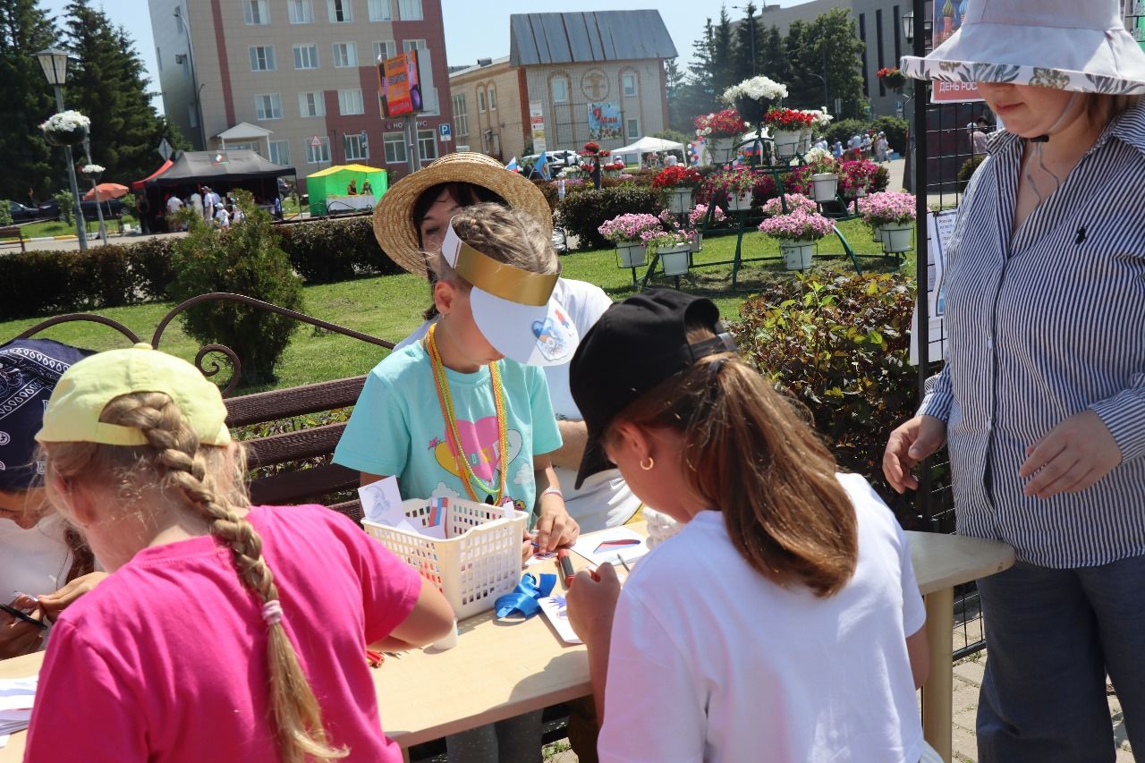 День России нурлатцы отпраздновали на центральной площади города