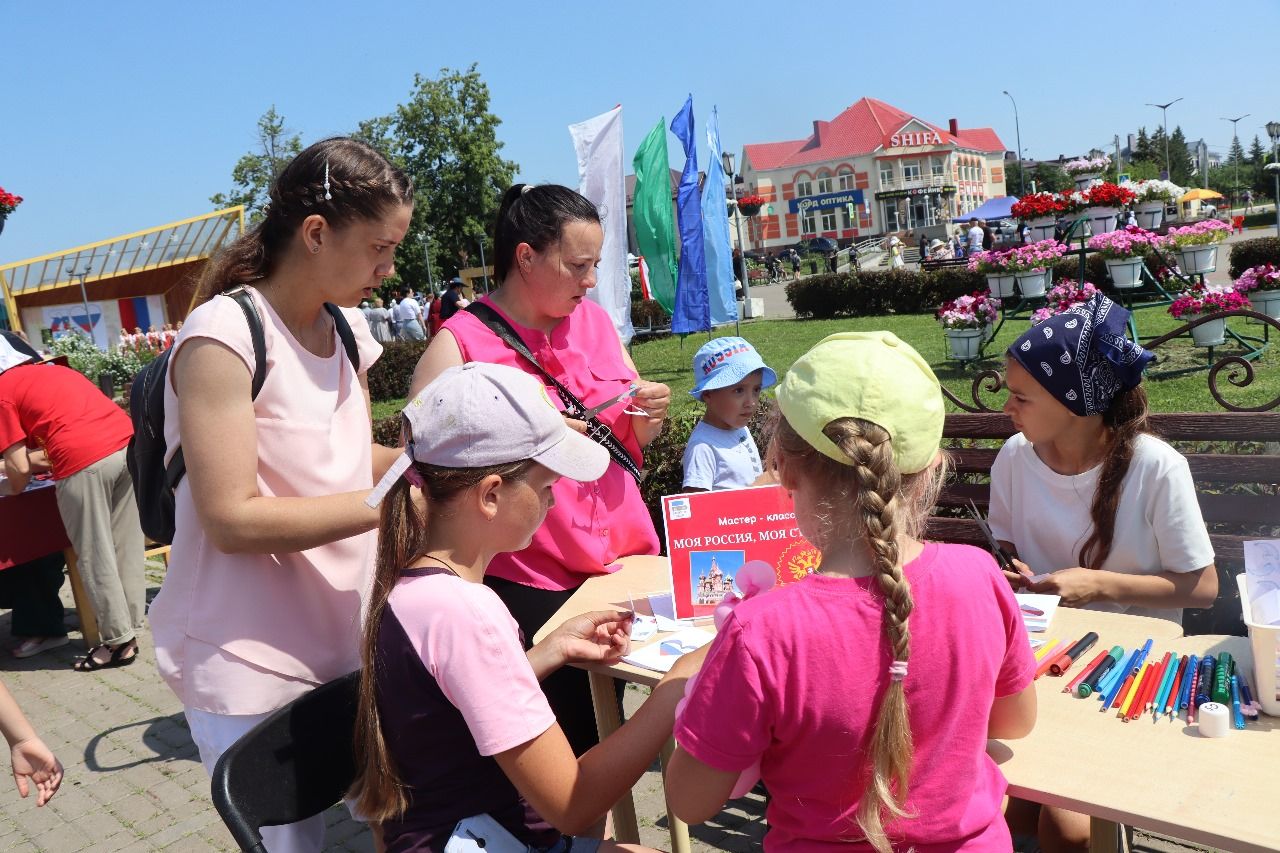 День России нурлатцы отпраздновали на центральной площади города