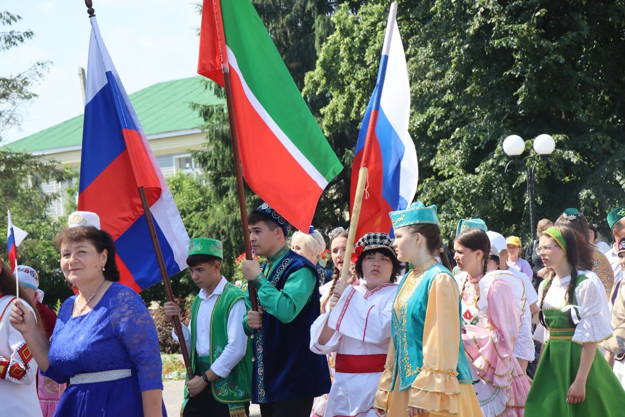 Многонациональный Нурлат отметил День России Парадом дружбы народов