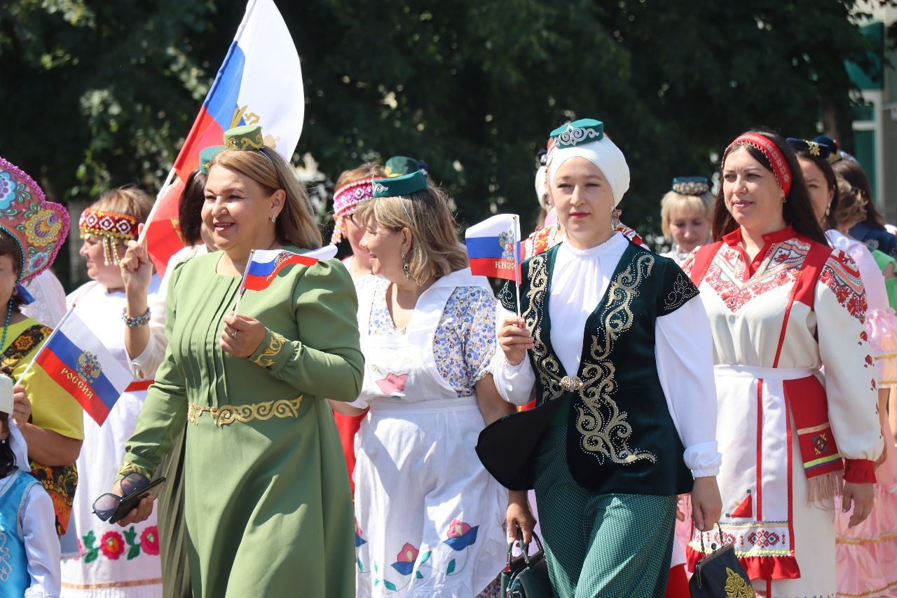 Многонациональный Нурлат отметил День России Парадом дружбы народов