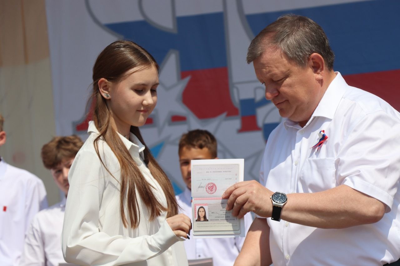 В День России юные нурлатцы получили свой первый паспорт