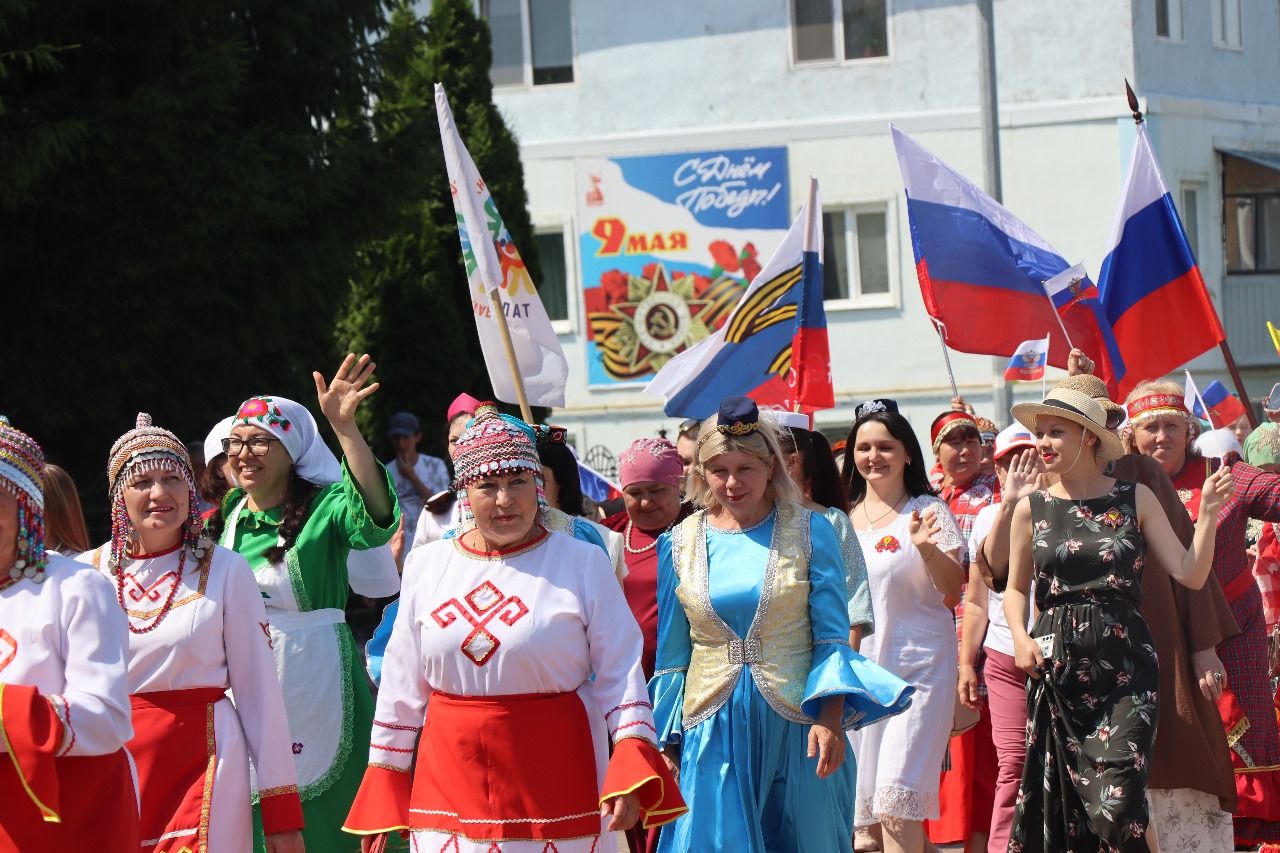 Многонациональный Нурлат отметил День России Парадом дружбы народов