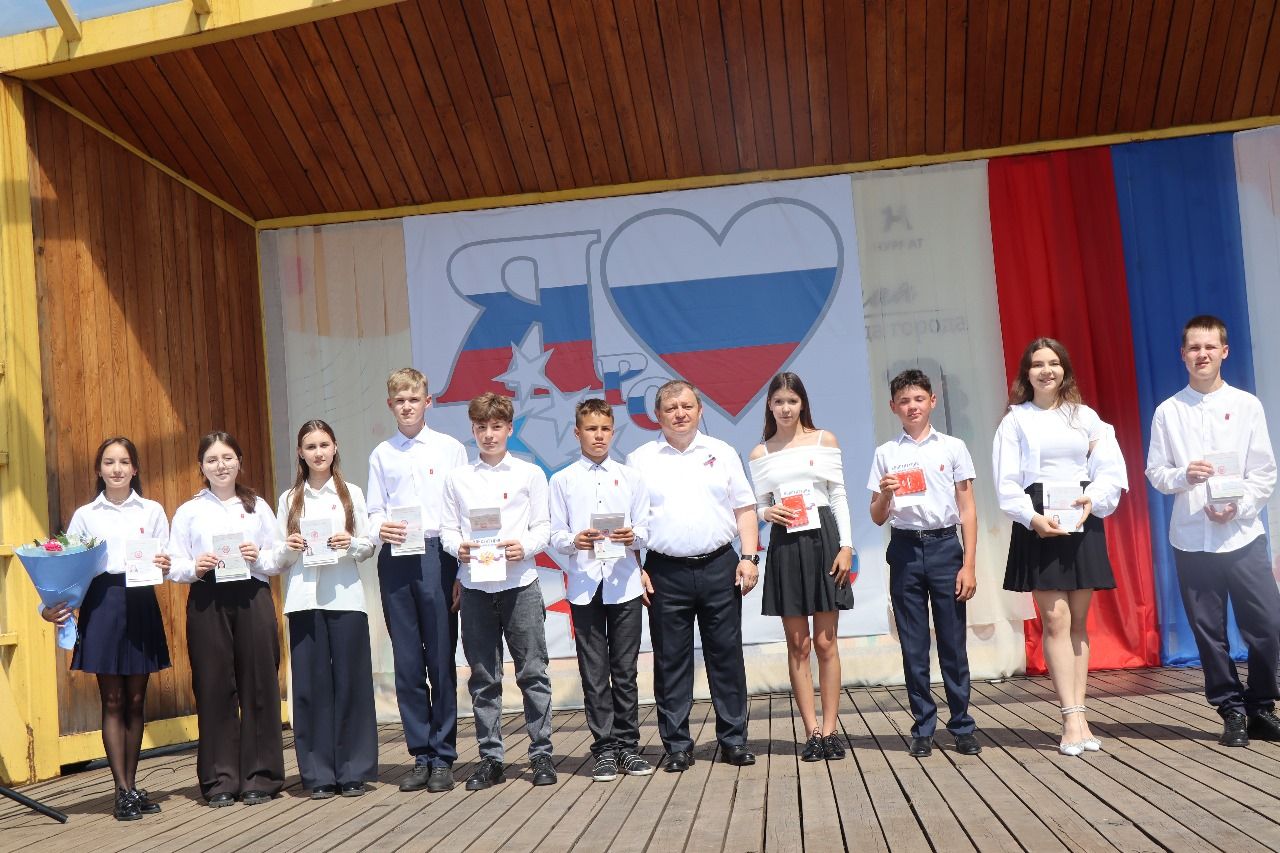 В День России юные нурлатцы получили свой первый паспорт