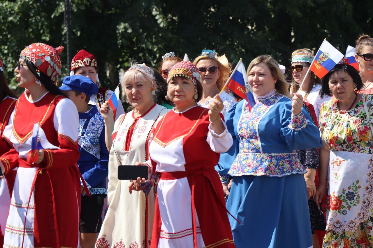 Многонациональный Нурлат отметил День России Парадом дружбы народов