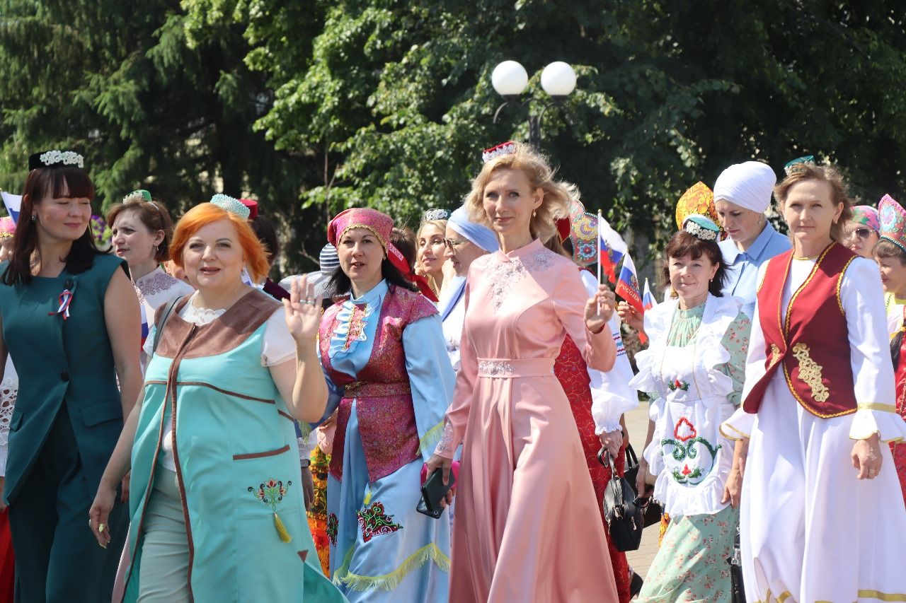 Многонациональный Нурлат отметил День России Парадом дружбы народов