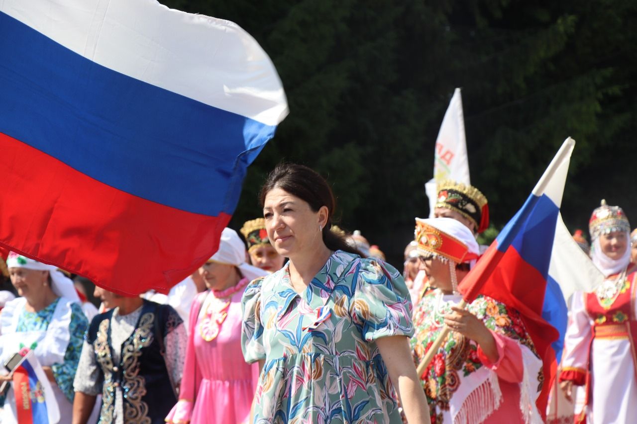 Многонациональный Нурлат отметил День России Парадом дружбы народов