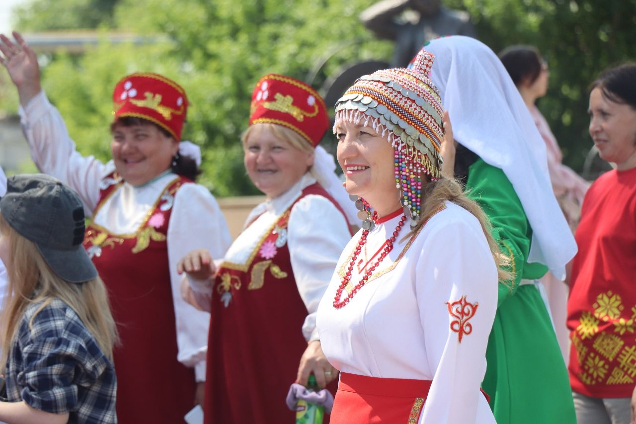 Многонациональный Нурлат отметил День России Парадом дружбы народов