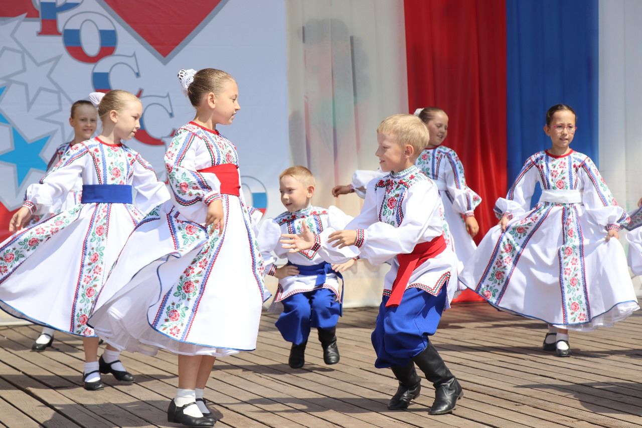 Многонациональный Нурлат отметил День России Парадом дружбы народов